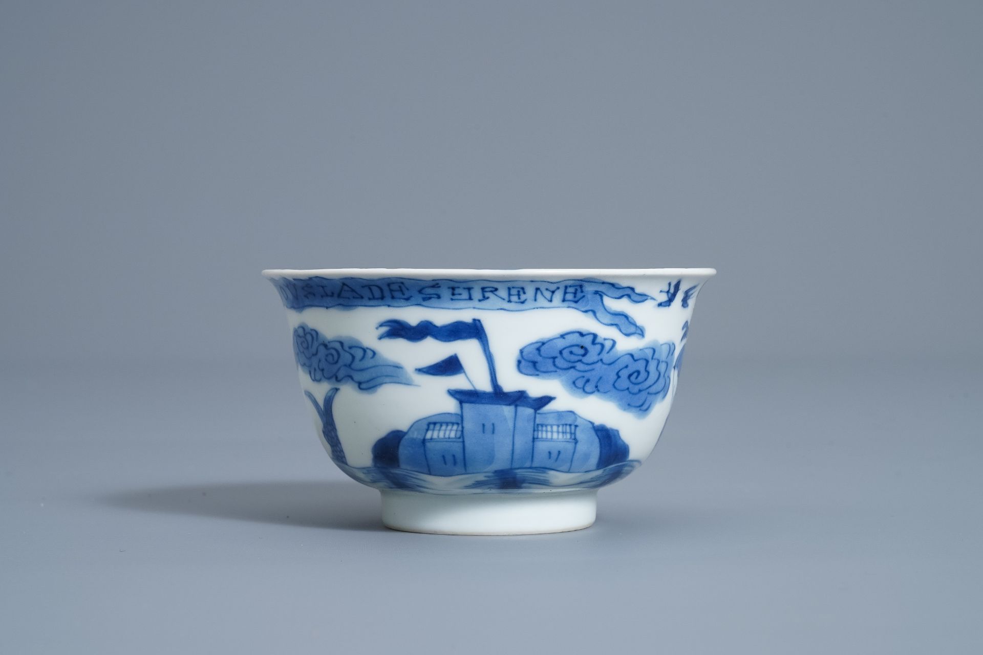 A Chinese blue and white French market cup and saucer, Kangxi - Bild 3 aus 9
