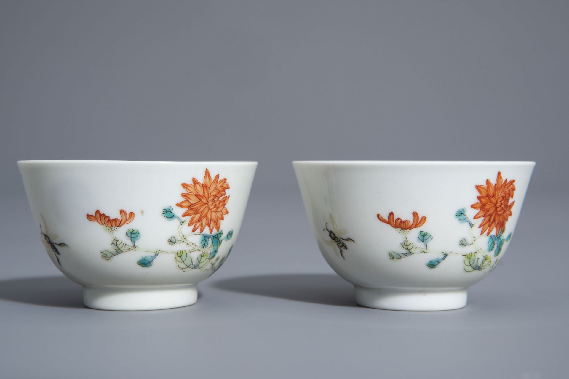 A pair of Chinese famille rose 'floral' cups, Guangxu mark, 19th/20th C. - Bild 4 aus 8