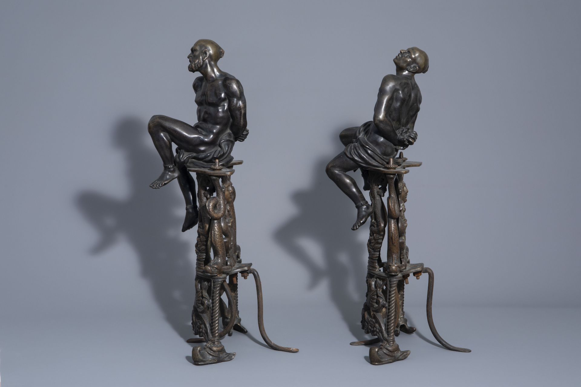 After Pietro Tacca (1577-1640): Andirons with Moorish slaves, patinated bronze, 17th C. & later - Image 5 of 9