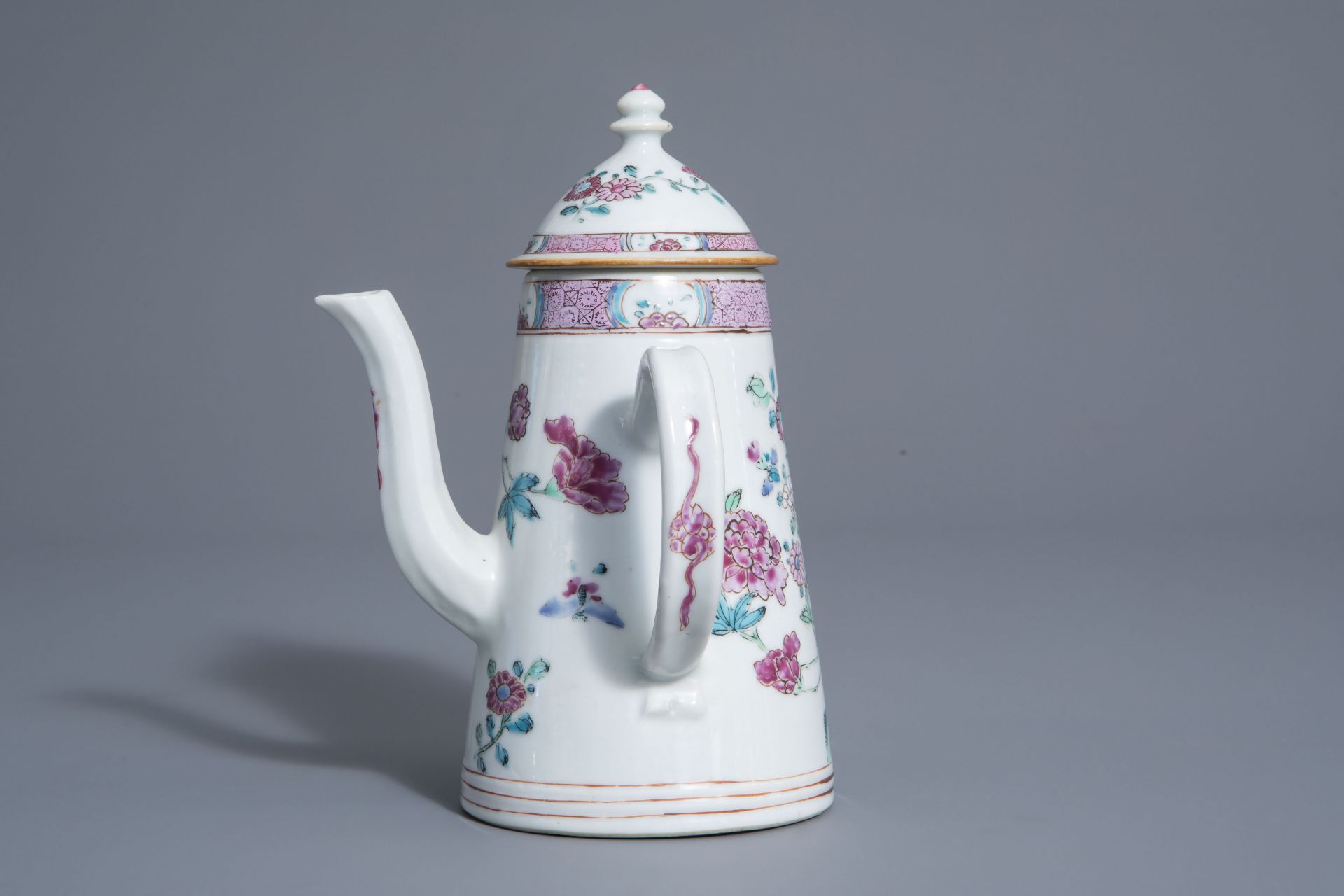 A Chinese famille rose coffee pot with cover with floral design, Qianlong - Bild 5 aus 7