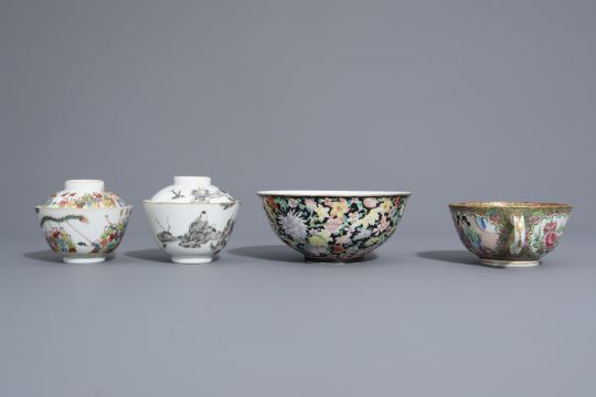 Three Chinese famille rose and grisaille bowls and a Canton bowl on stand, 19th/20th C. - Bild 3 aus 9