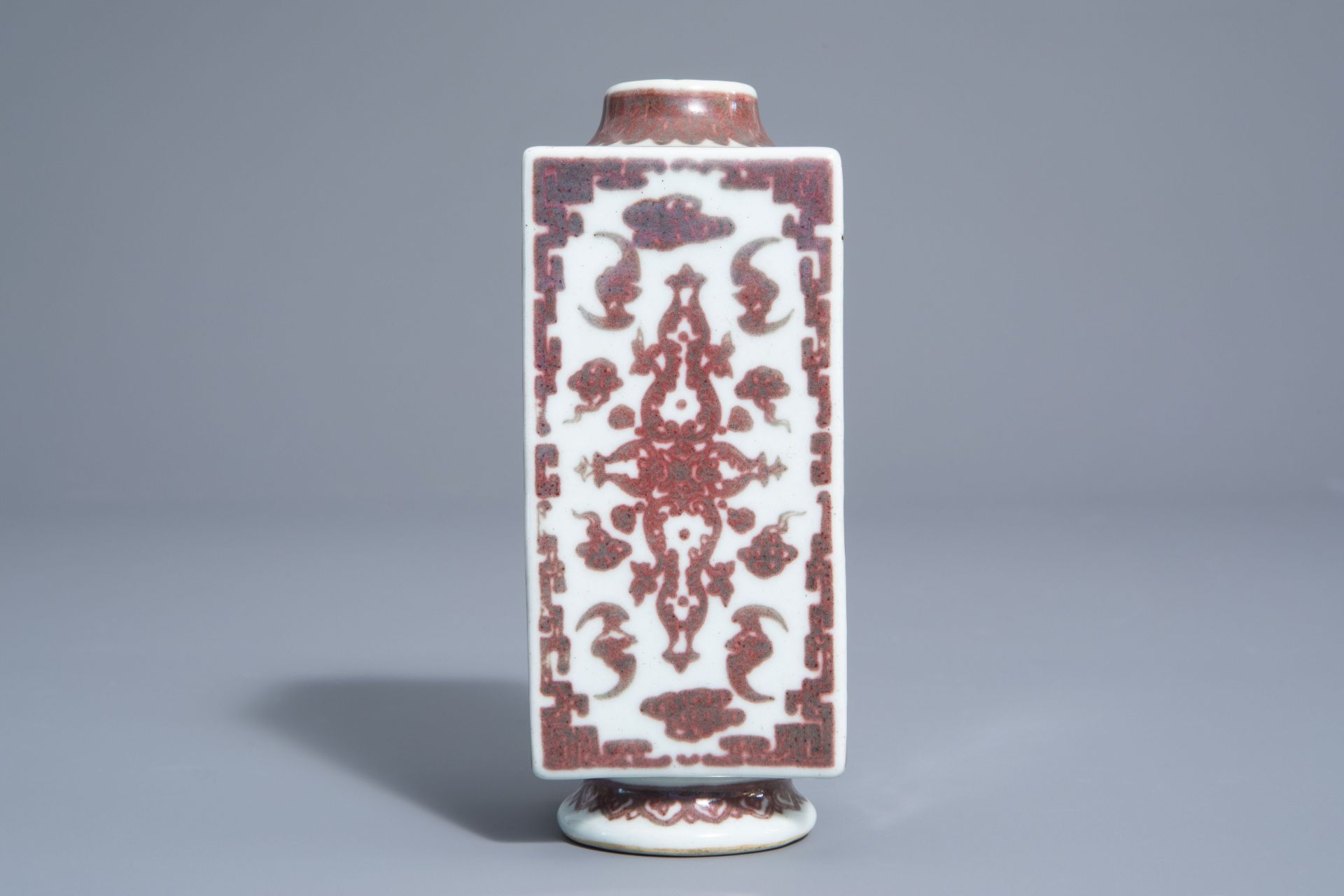 A Chinese cong shaped underglaze red 'bats' vase, Qianlong mark, 19th/20th C. - Bild 4 aus 7