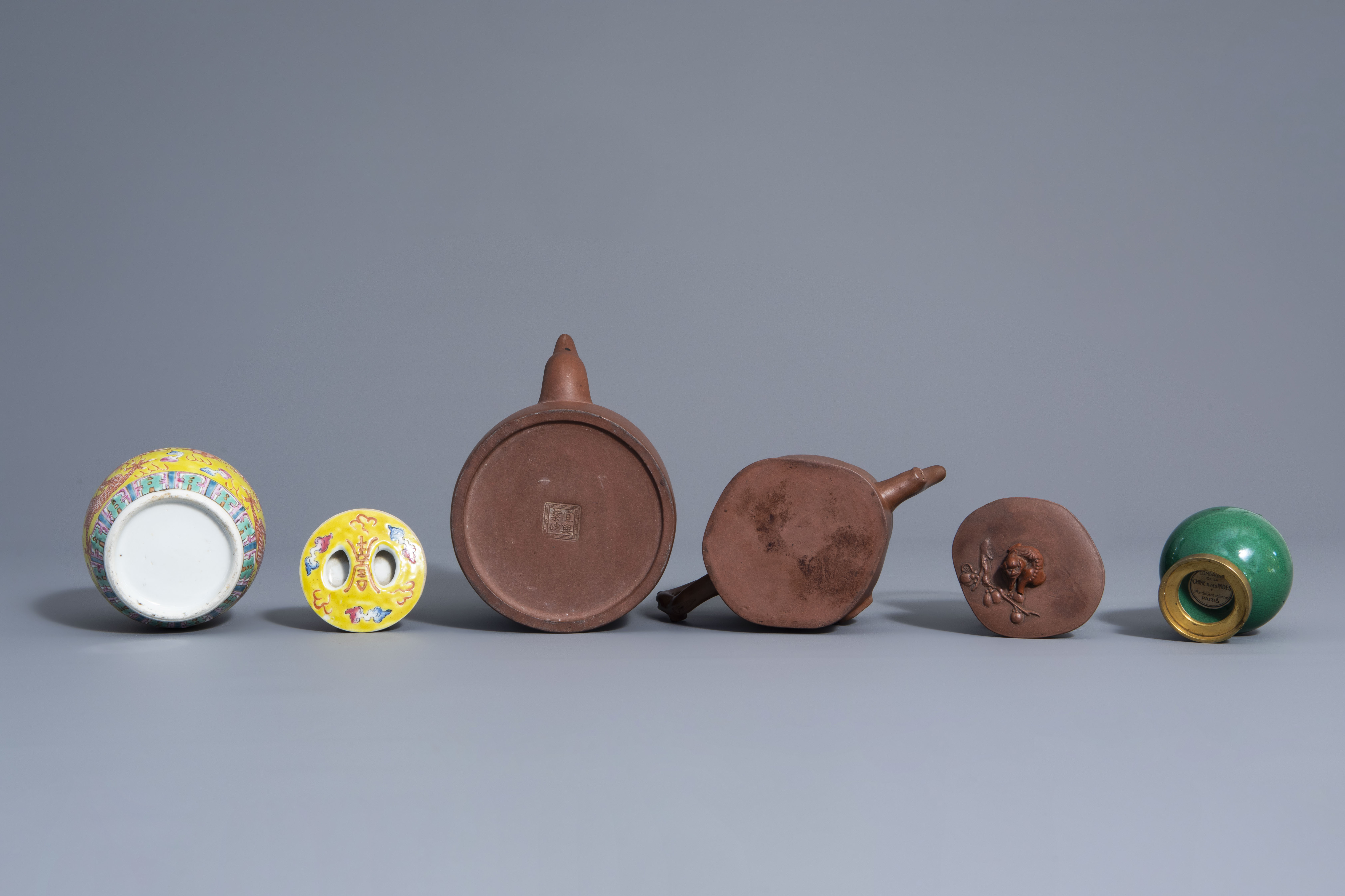 A varied collection of Chinese porcelain and two soapstone seals, 19th/20th C. - Image 7 of 14