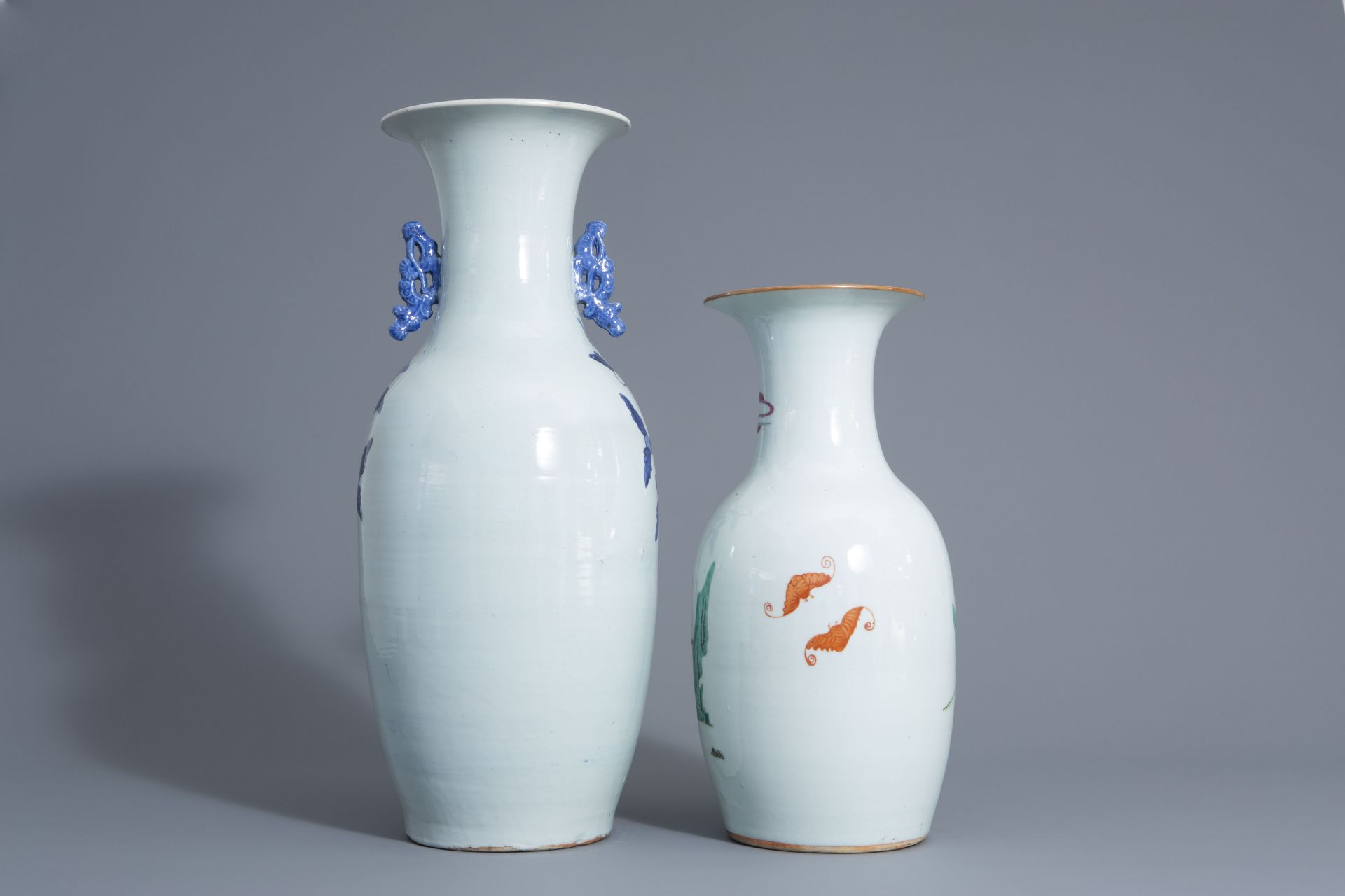 Two Chinese famille rose and blue and white vases with different designs, 19th/20th C. - Bild 3 aus 6