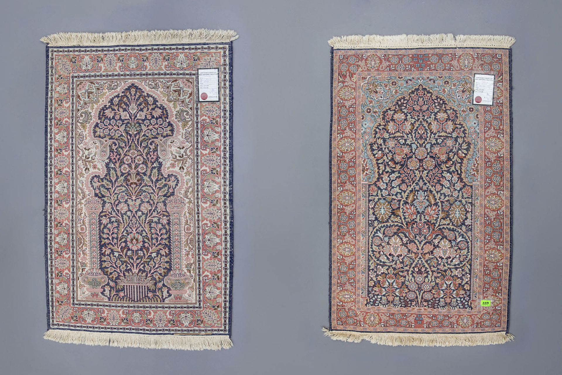 Two Oriental prayer rugs with floral design, silk on cotton, 20th C. - Bild 2 aus 4