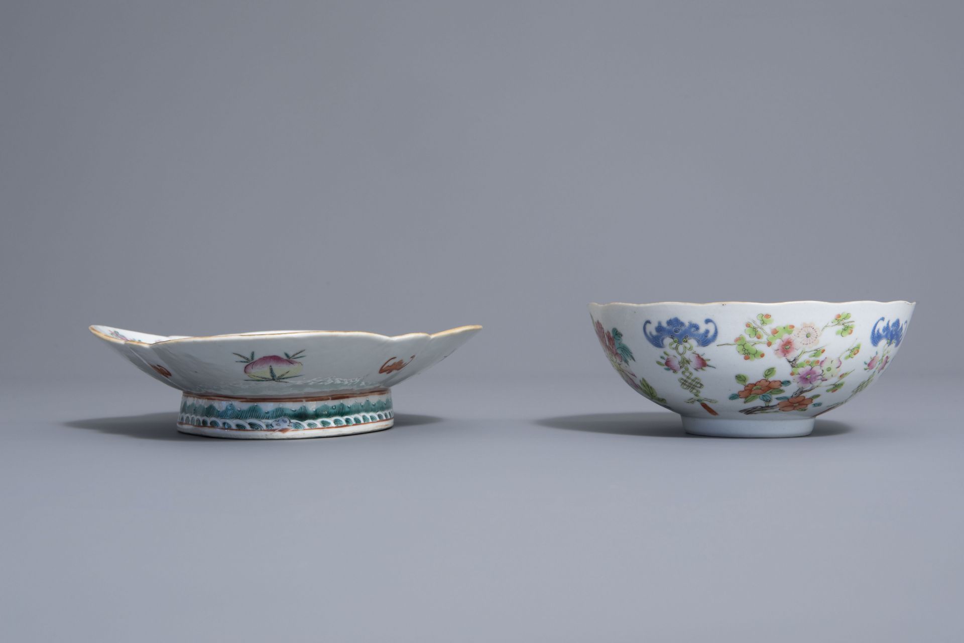 Three Chinese famille rose vases, two bowls and a plate with different designs, 19th C. - Bild 13 aus 15