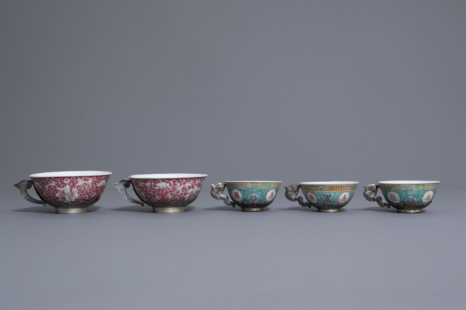 Five Chinese famille rose and silver cups and saucers and a bowl, 19th/20th C. - Bild 4 aus 17