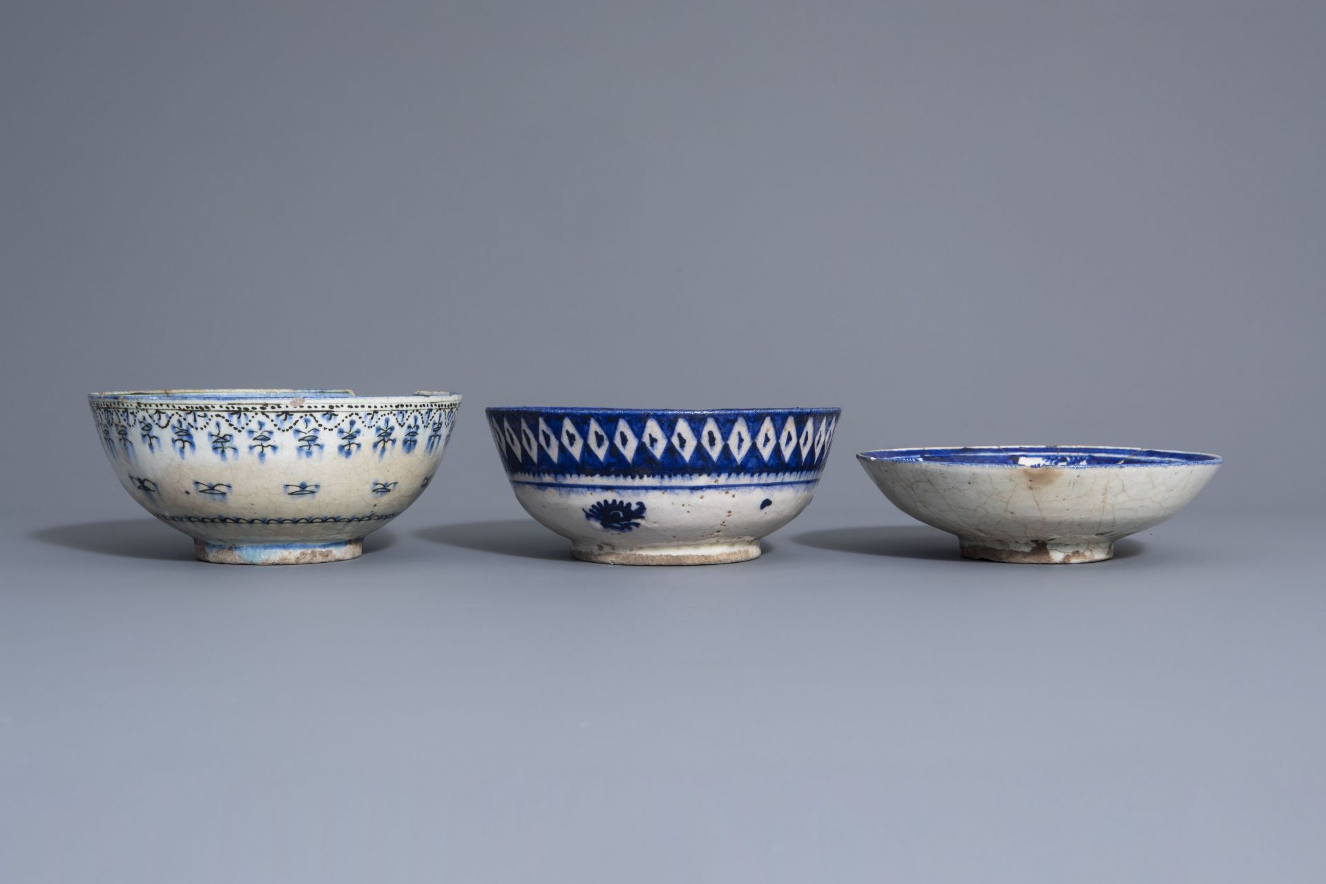 Two blue and white Islamic bowls and a plate, Syria or Iran, 19th C. - Bild 2 aus 7