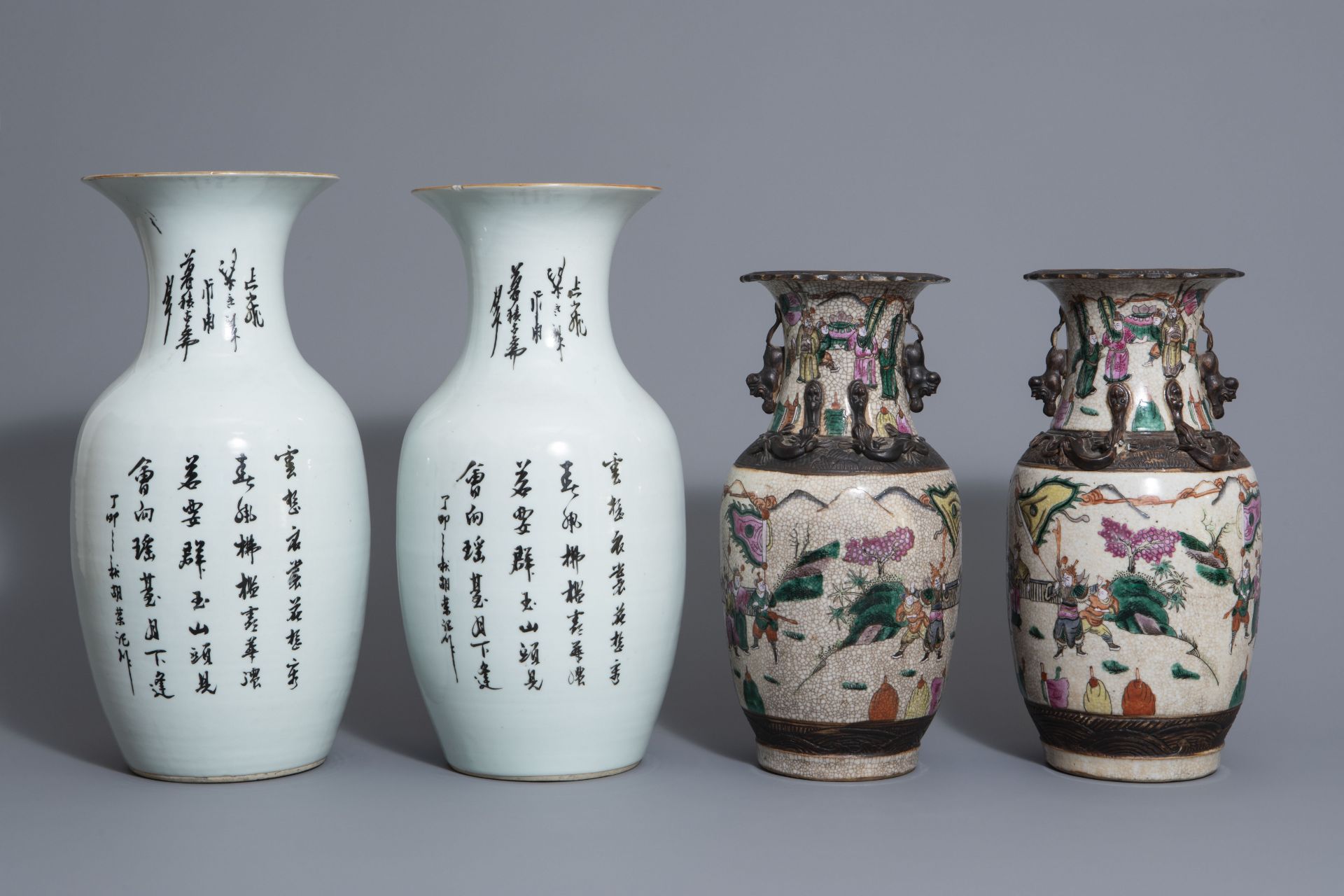 Two pairs of Chinese famille rose and Nanking crackle glazed vases, 19th/20th C. - Bild 4 aus 7