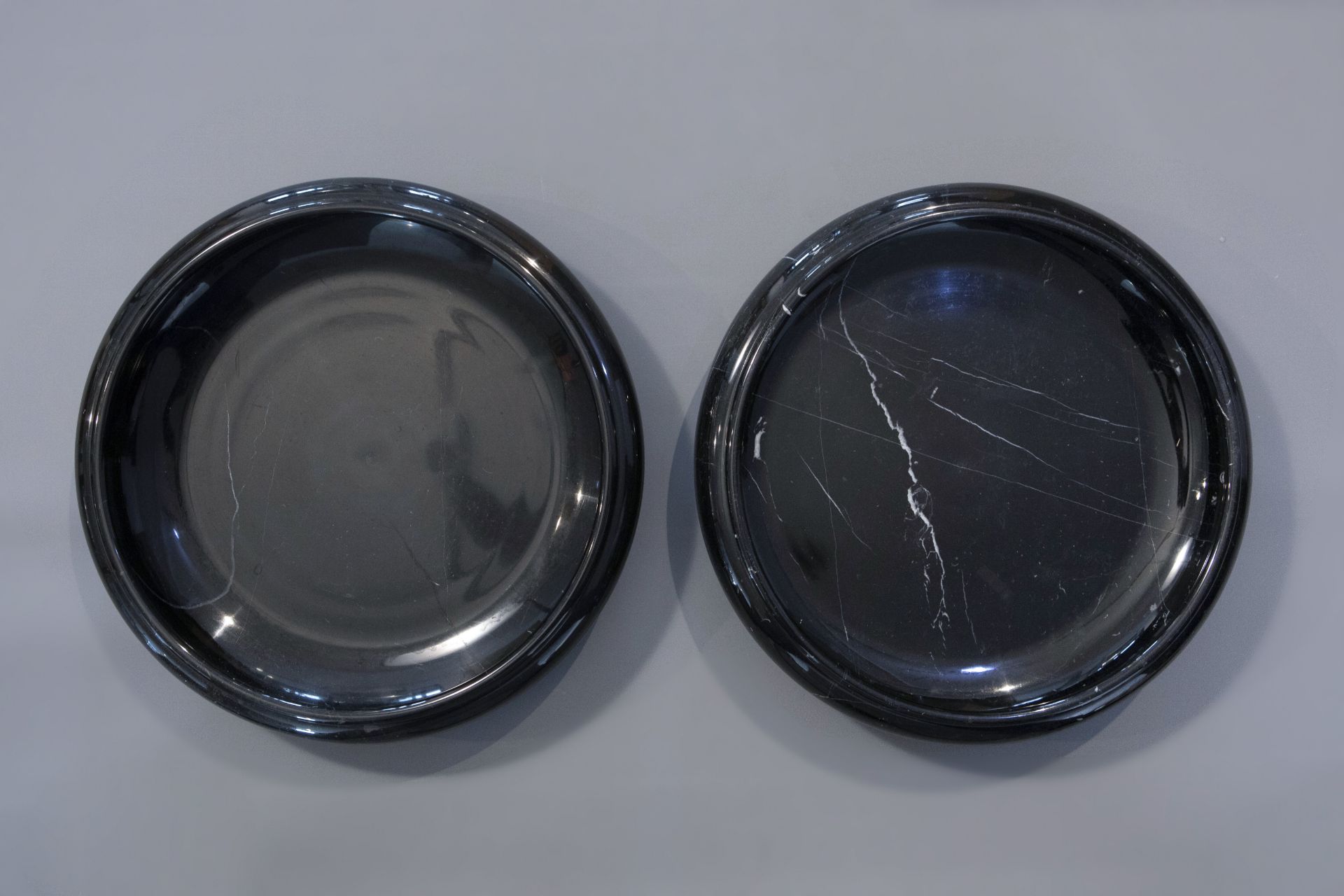 A pair of black-gray marble pedestals with a bowl, 20th C. - Image 2 of 9