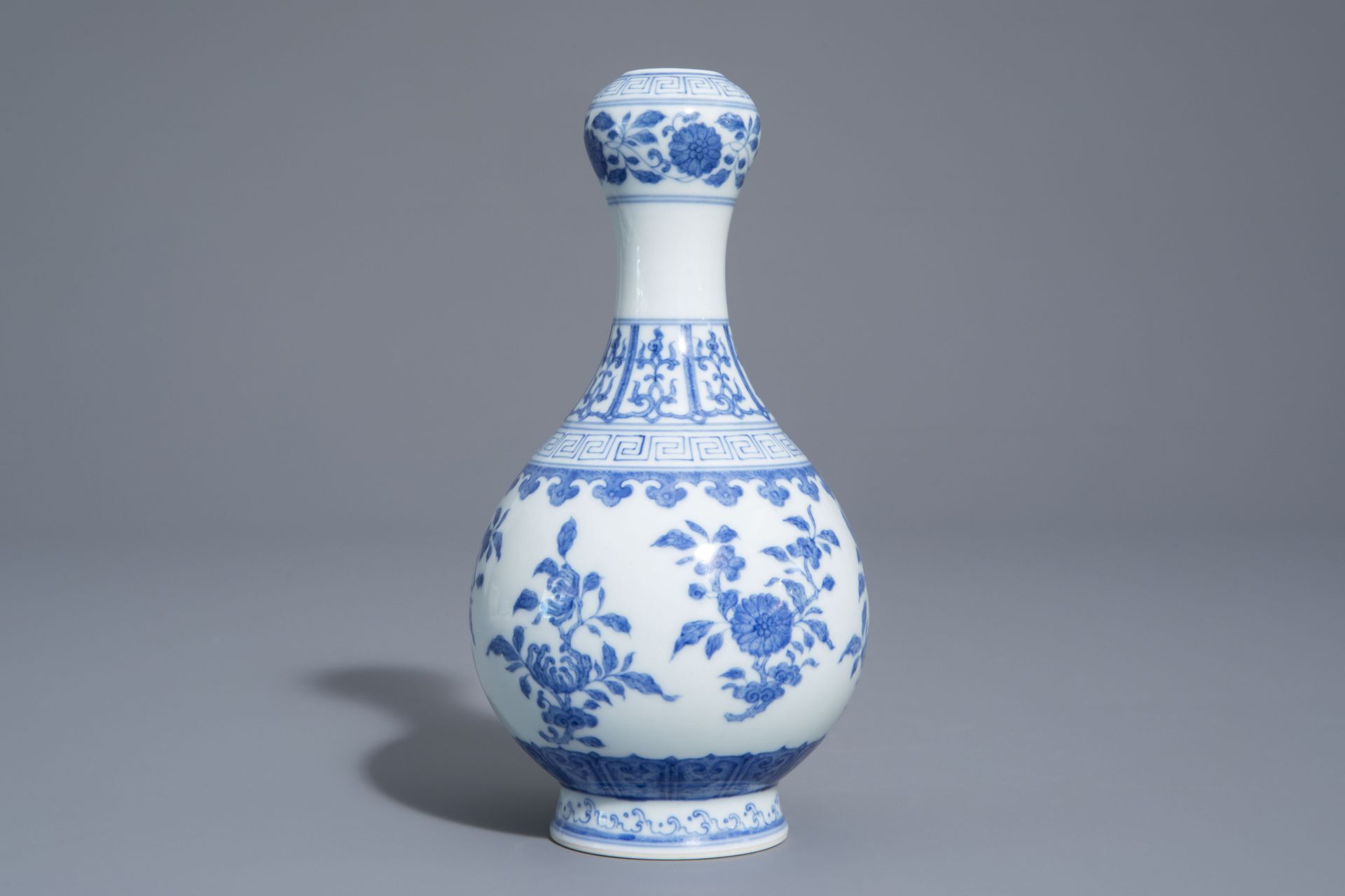 A Chinese blue and white garlic-head mouth vase with floral design, Qianlong mark, 20th C. - Image 5 of 7