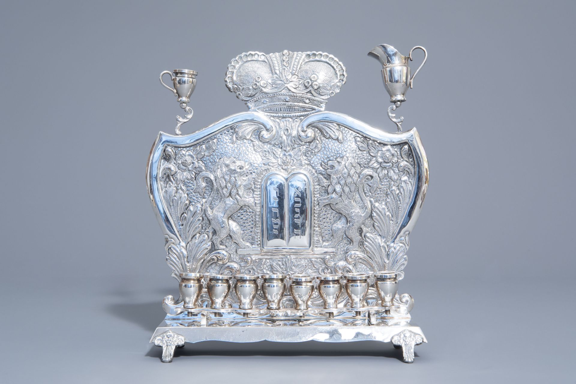 A Dutch silver open worked fruit bowl and a silver Hanukkah, 20th C. - Image 3 of 16