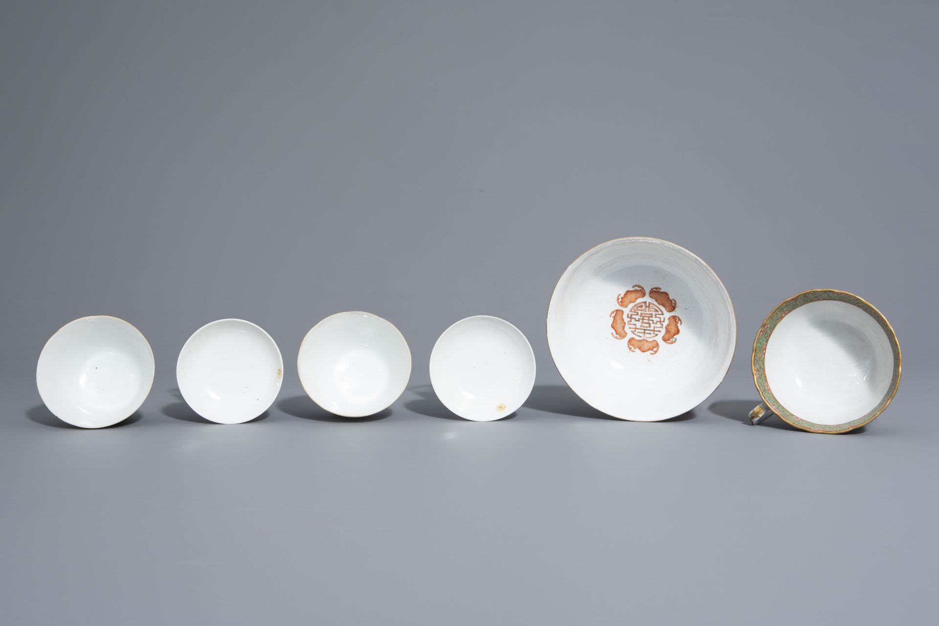 Three Chinese famille rose and grisaille bowls and a Canton bowl on stand, 19th/20th C. - Bild 6 aus 9