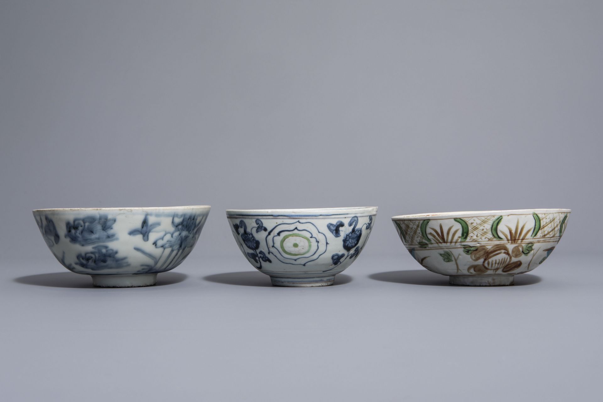 Three Chinese blue, white and polychrome Swatow bowls with different designs, 17th C. - Image 5 of 7