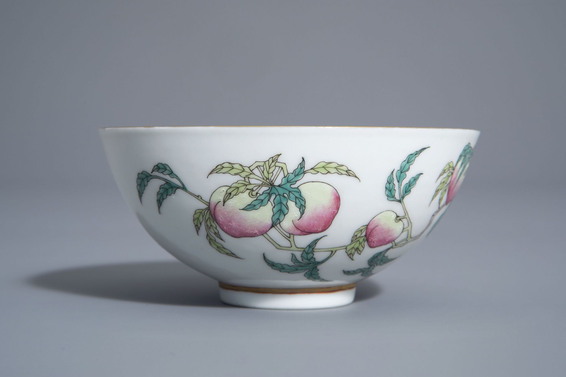 A Chinese famille rose 'nine peaches and crane' bowl, Guangxu mark, 19th/20th C. - Bild 3 aus 7