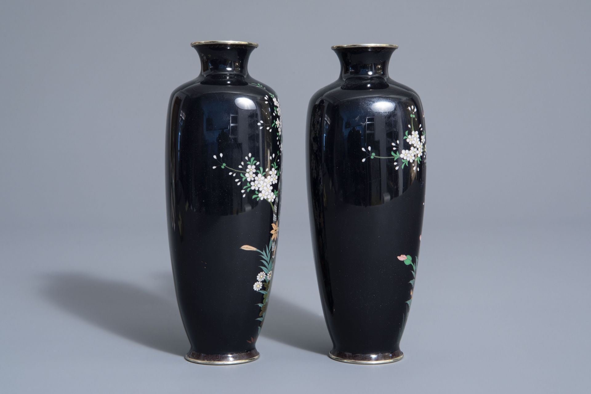 A pair of Japanese cloisonné vases with birds among blossoming branches, Meiji, 19th/20th C. - Bild 3 aus 7