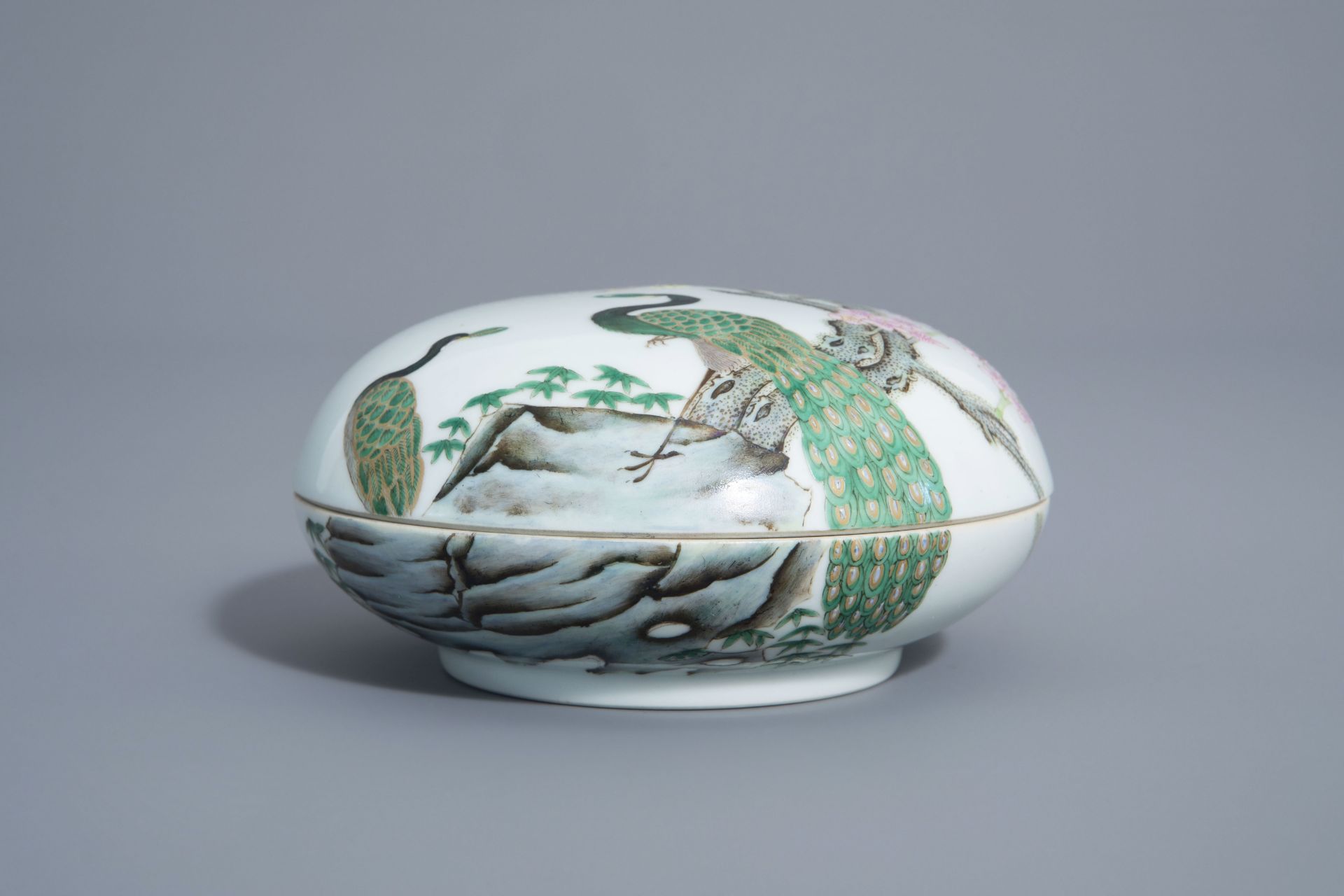 A Chinese famille rose covered box with peacocks, Yongzheng mark, 19th/20th C. - Bild 2 aus 7