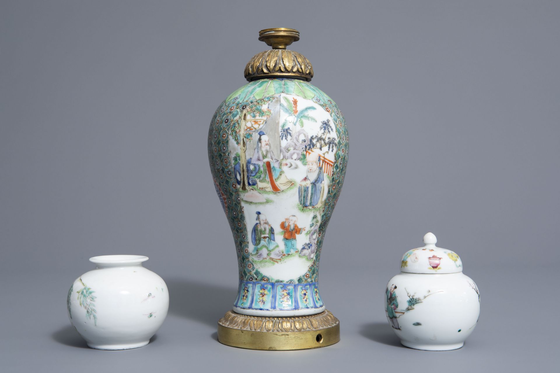 Three Chinese famille rose vases, two bowls and a plate with different designs, 19th C. - Bild 6 aus 15