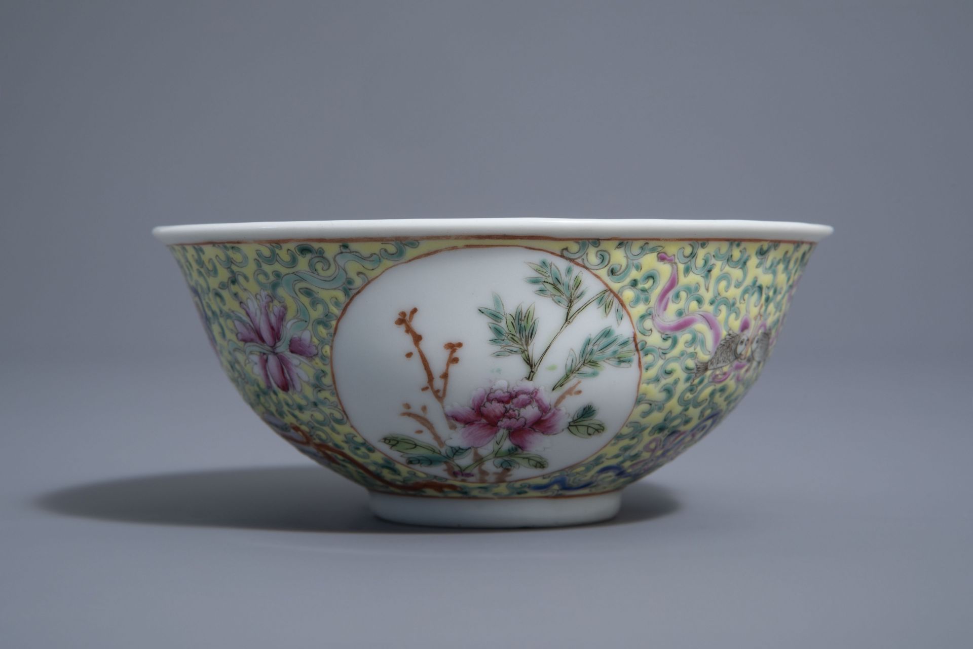 A Chinese famille rose 'Baijixiang' bowl, Qianlong mark, Republic, 20th C. - Bild 6 aus 10