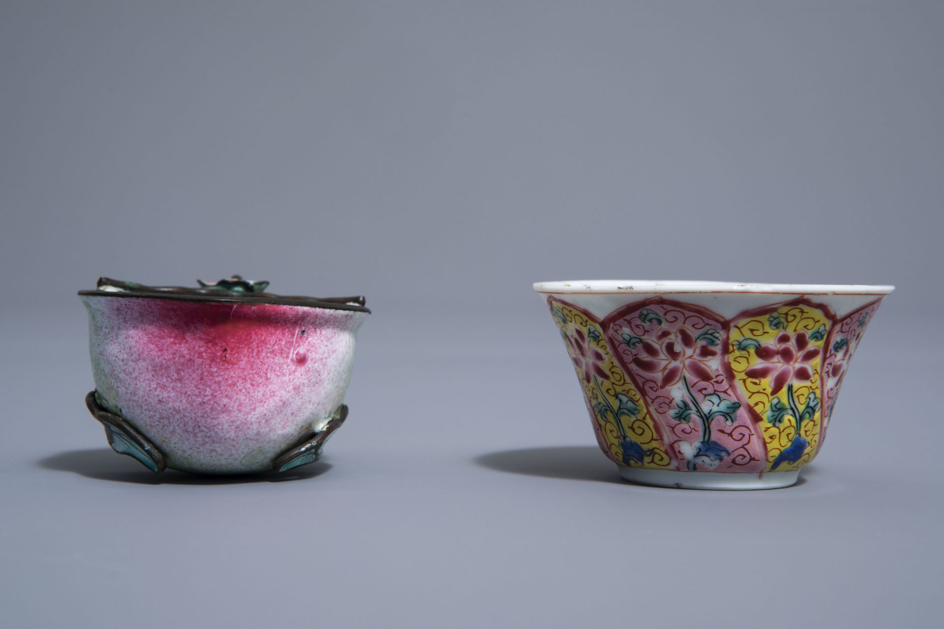 A Chinese famille rose cup and saucer and a Canton enamel peach shaped cup, Yongzheng/Qianlong - Bild 7 aus 9