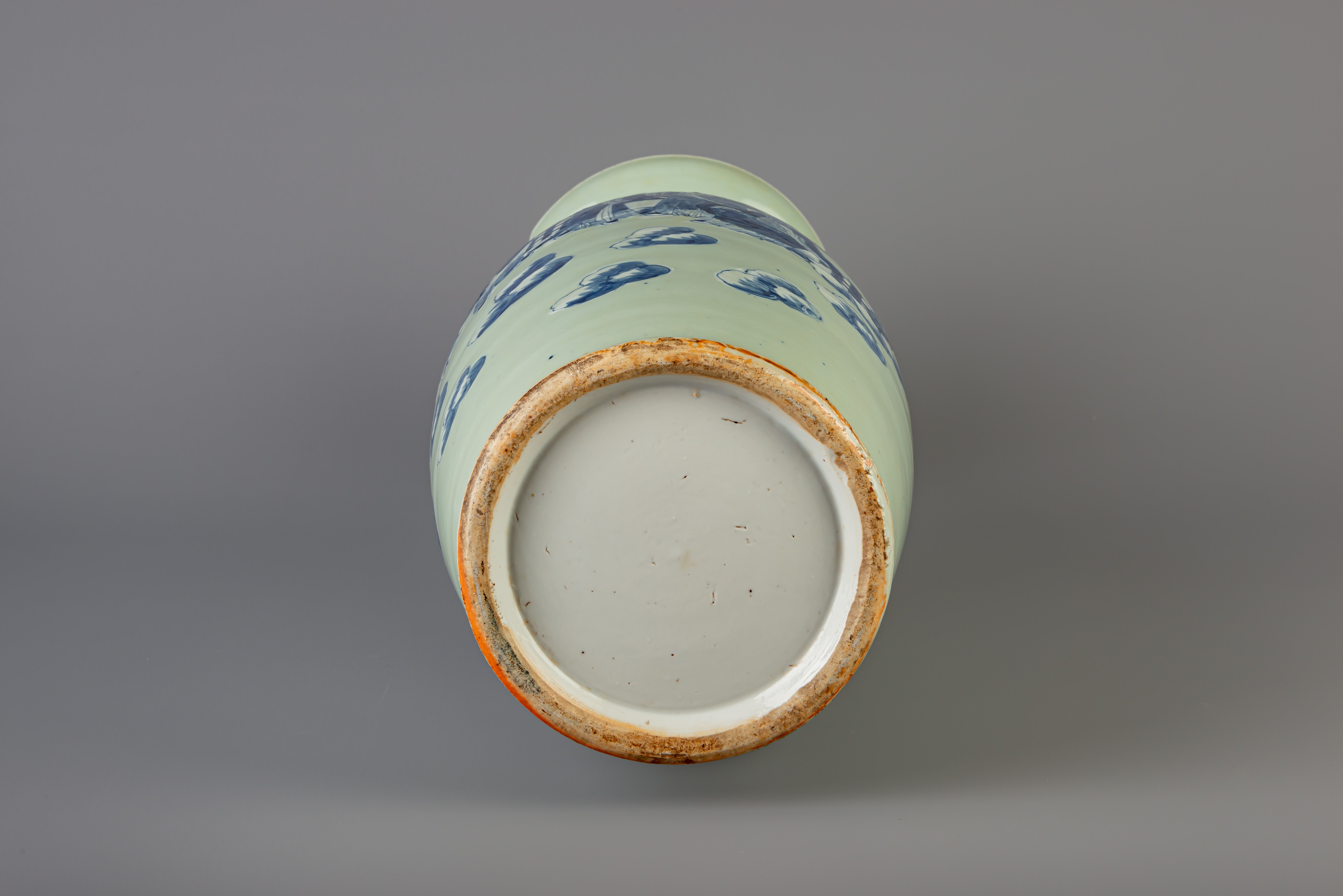 A Chinese blue and white celadon ground 'Immortals' vase, 19th C. - Image 6 of 6