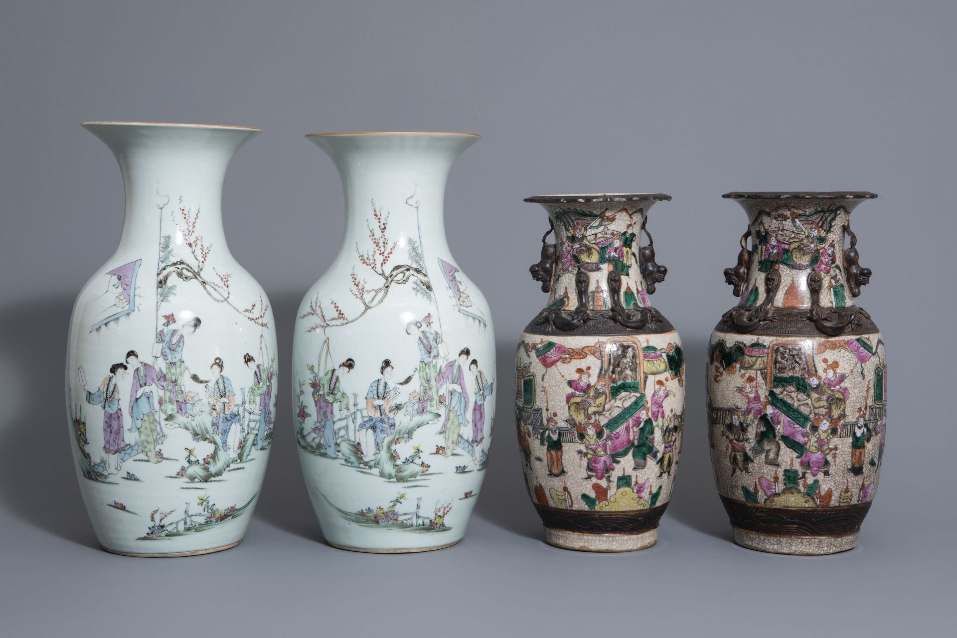 Two pairs of Chinese famille rose and Nanking crackle glazed vases, 19th/20th C. - Bild 2 aus 7