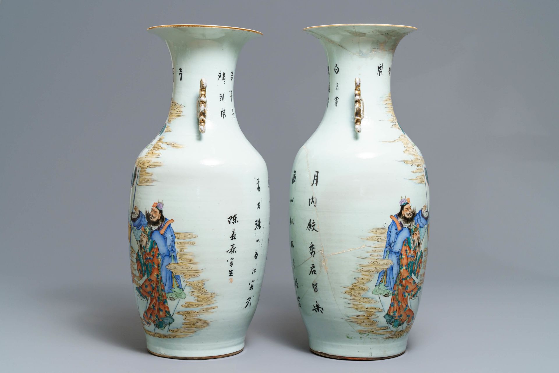 A pair of Chinese famille rose vases with ladies playing music, 19th/20th C. - Bild 2 aus 6