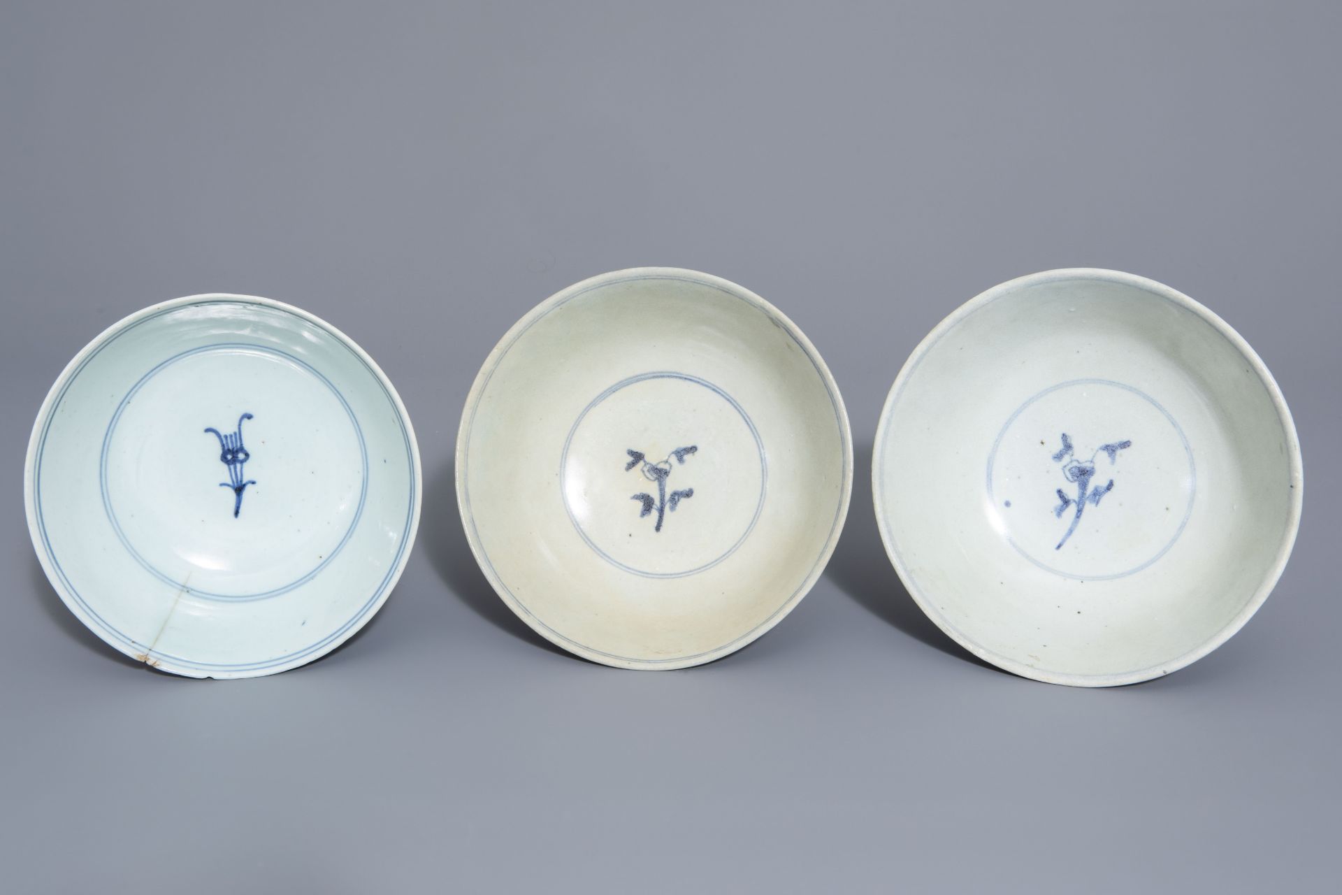 Seven Chinese blue and white plates and three bowls, incl. the Diana Cargo shipwreck wares, 19th C. - Bild 12 aus 13