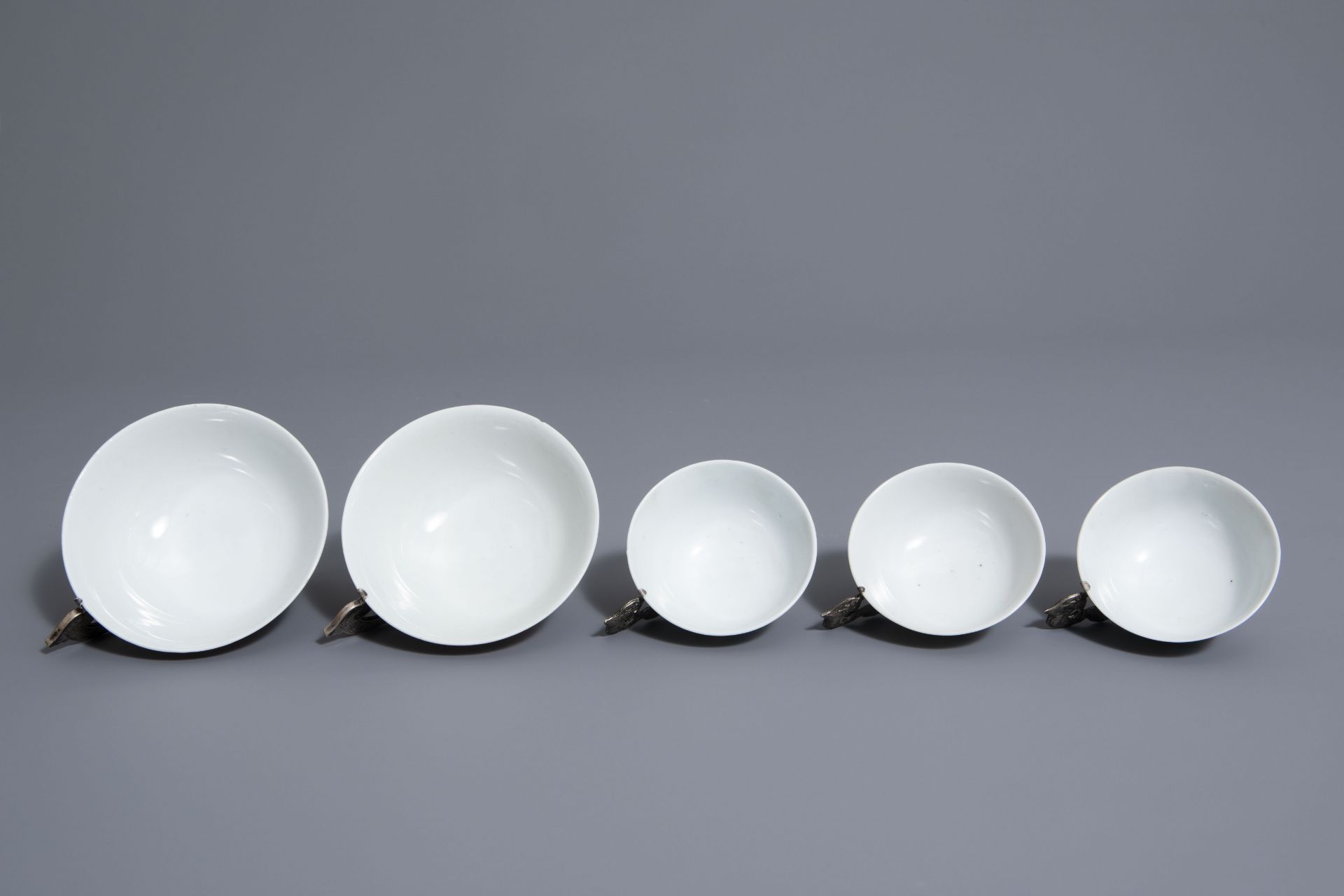 Five Chinese famille rose and silver cups and saucers and a bowl, 19th/20th C. - Bild 8 aus 17