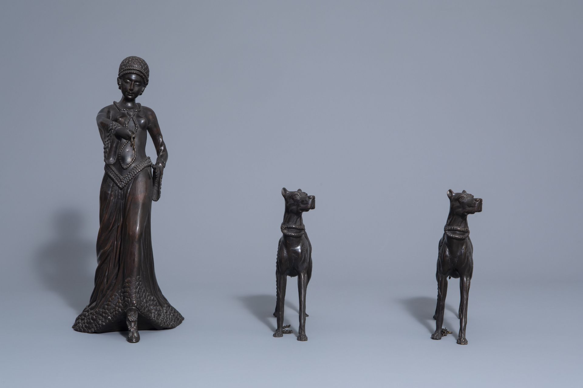In the manner of Demetre Chiparus (1886-1947): Lady with two dogs, patinated bronze - Image 5 of 9