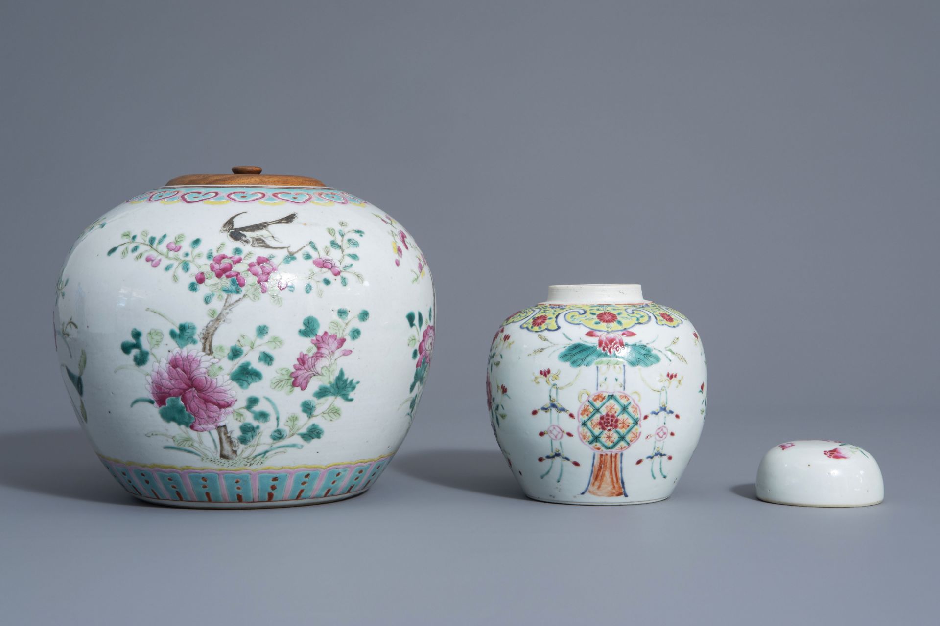 Two Chinese famille rose jars and covers with floral design, 19th and 20th C. - Bild 4 aus 7