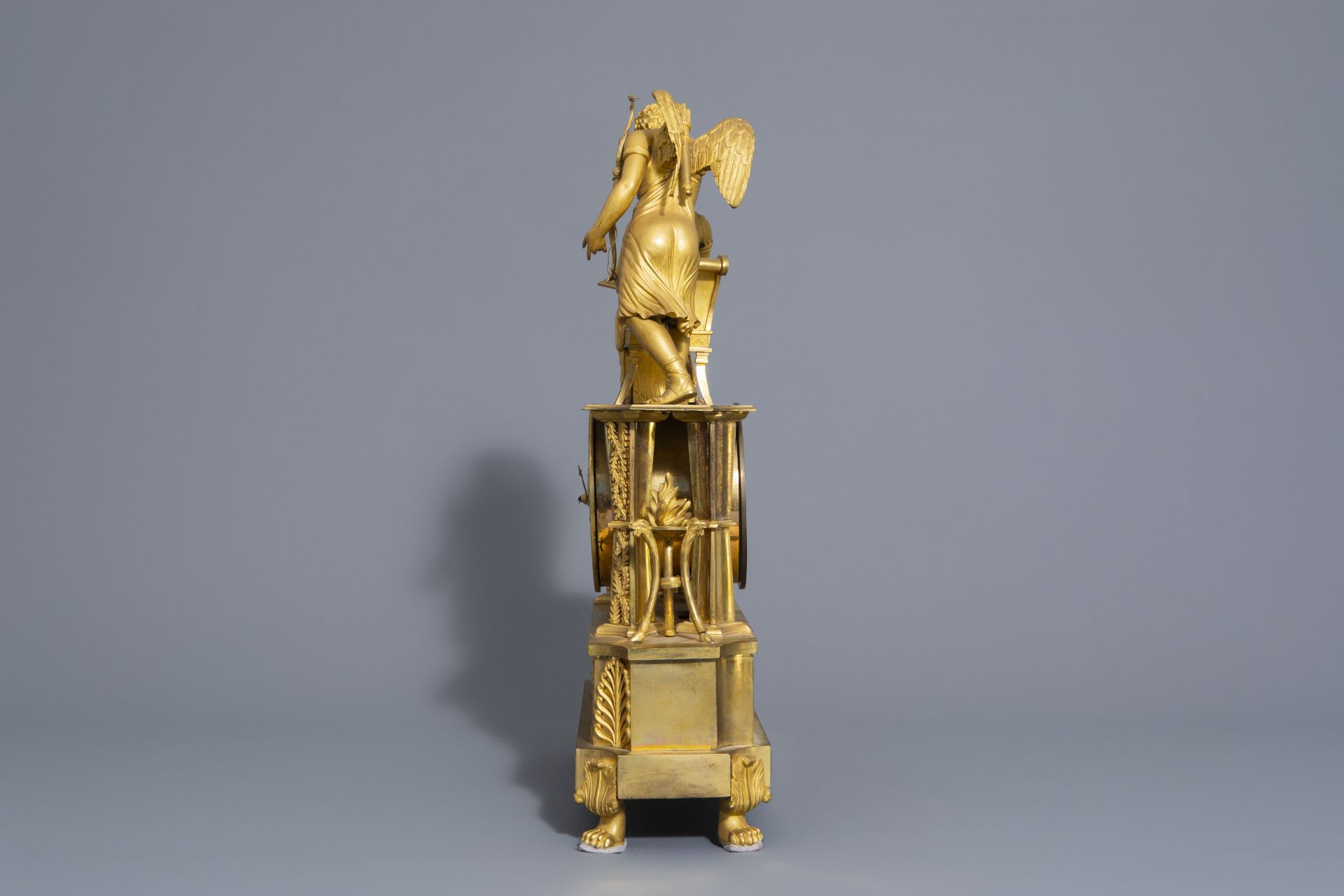 A large French gilt bronze mantel clock with an allegory of love, 19th C. - Image 5 of 10