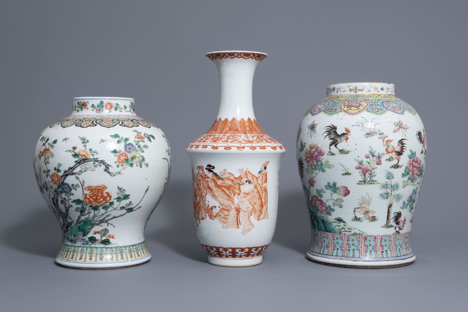 Three Chinese famille rose, verte and iron red vases with different designs, 19th/20th C. - Bild 5 aus 7