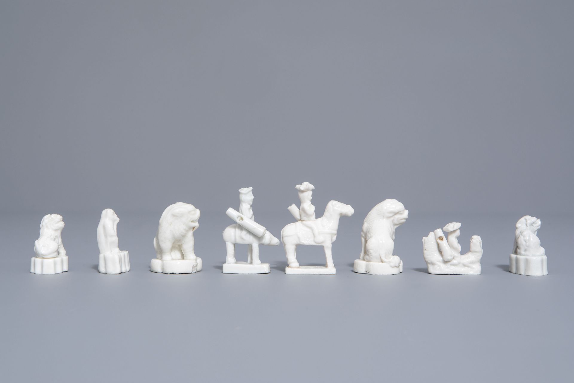 Eight Chinese Dehua blanc de Chine minature figures and whistles, Kangxi - Bild 3 aus 7