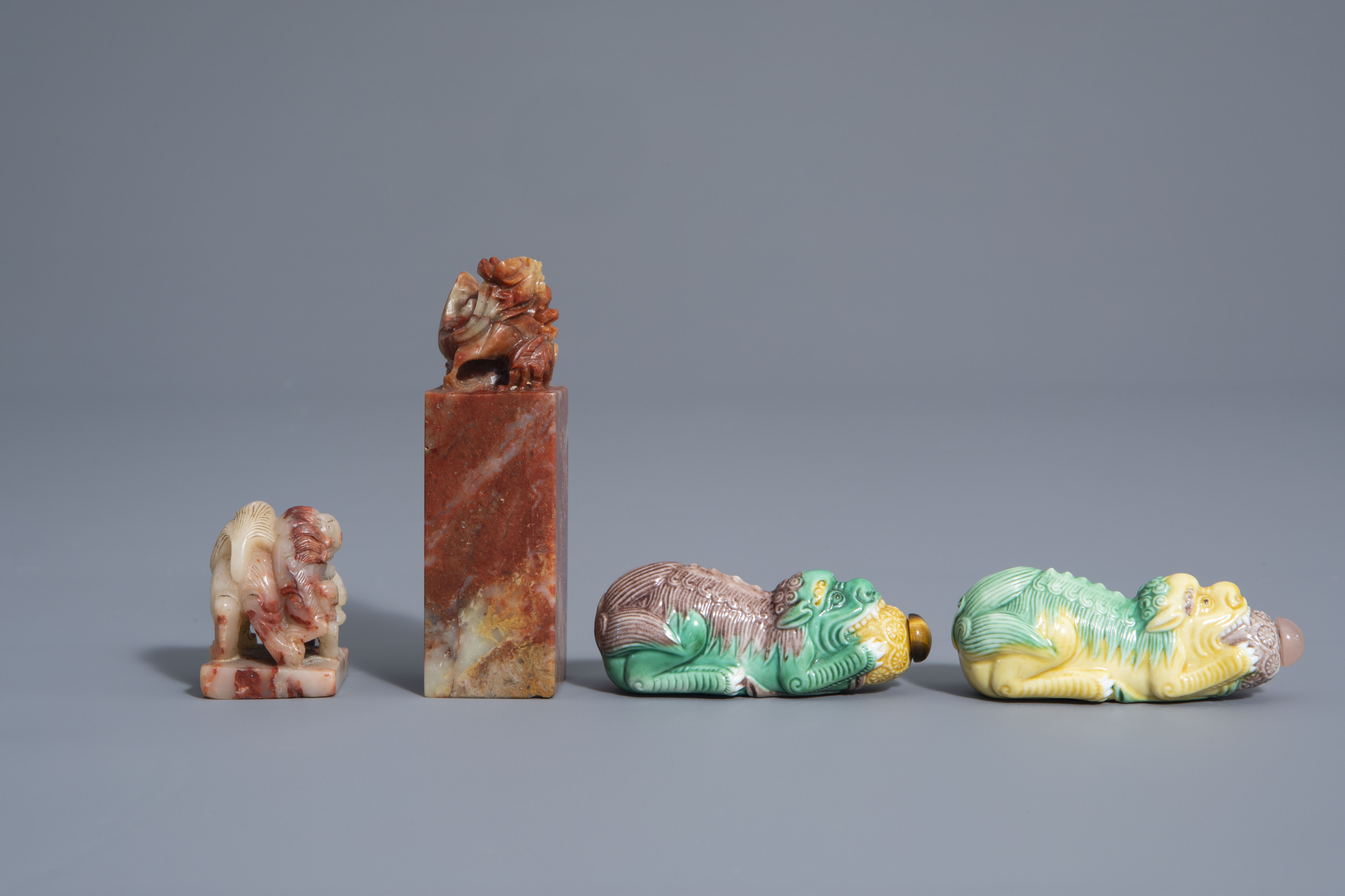 A varied collection of Chinese porcelain and two soapstone seals, 19th/20th C. - Image 10 of 14