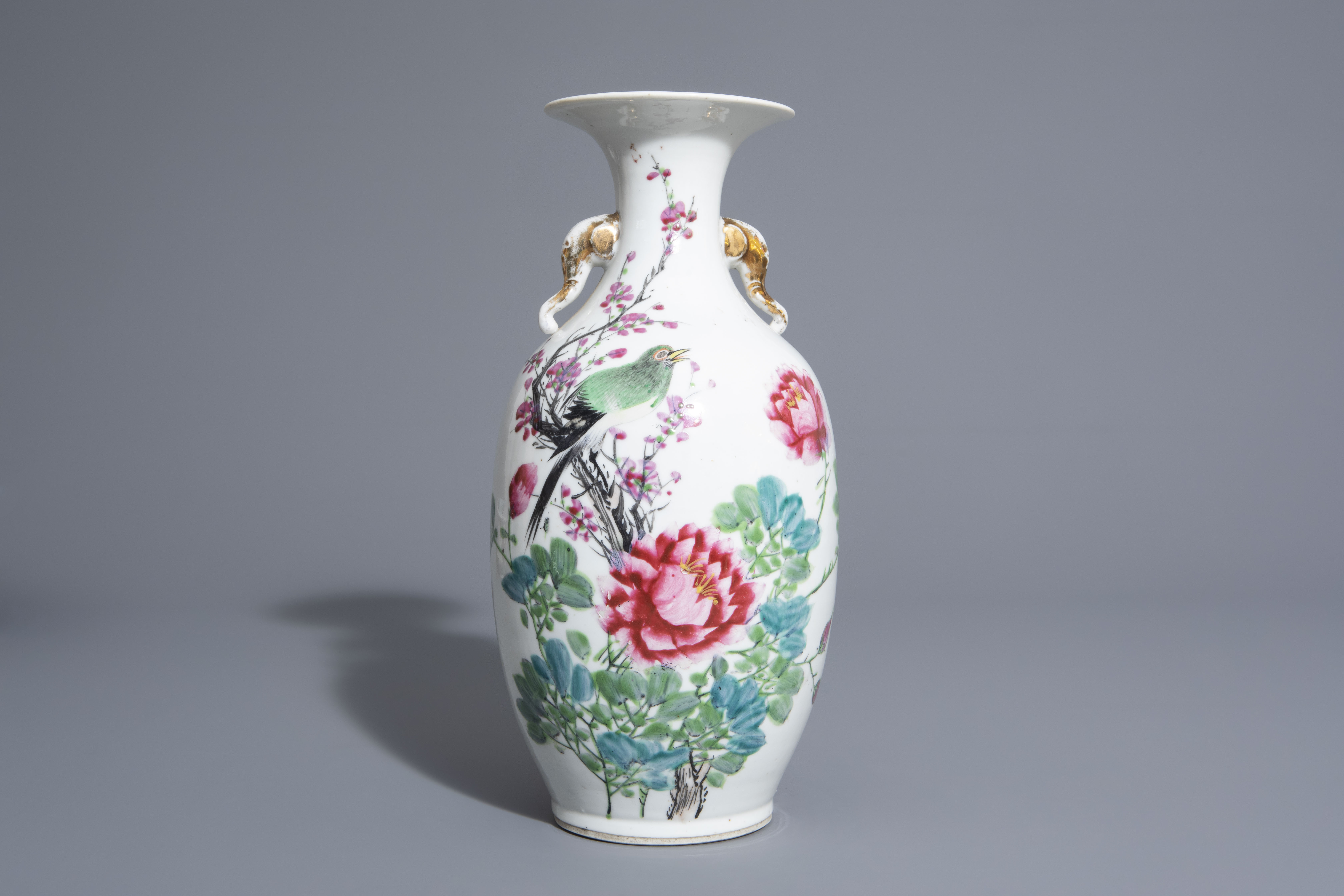 Four Chinese famille rose, qianjiang cai and Nanking crackle glazed vases, 19th/20th C. - Image 8 of 13