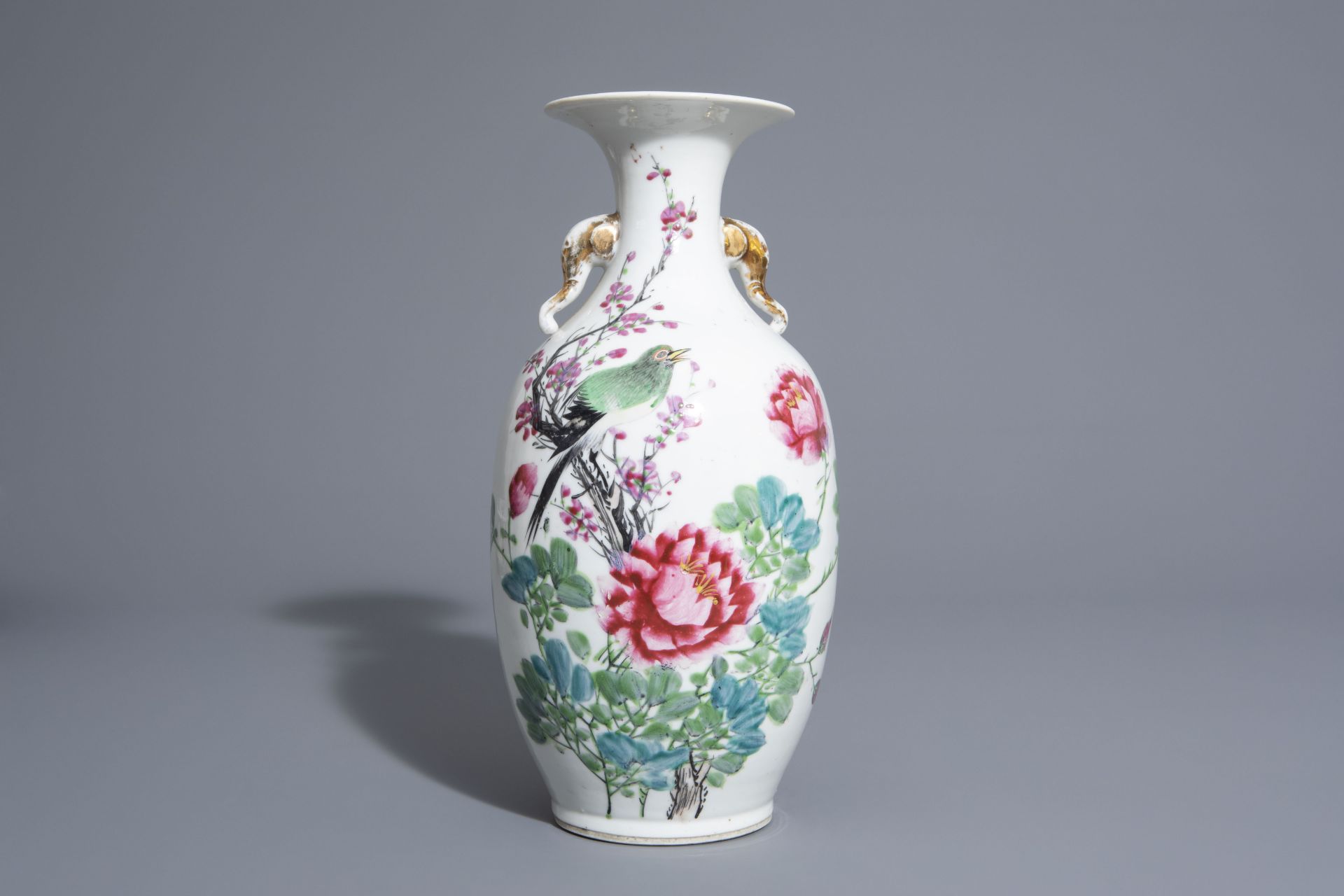 Four Chinese famille rose, qianjiang cai and Nanking crackle glazed vases, 19th/20th C. - Bild 8 aus 13