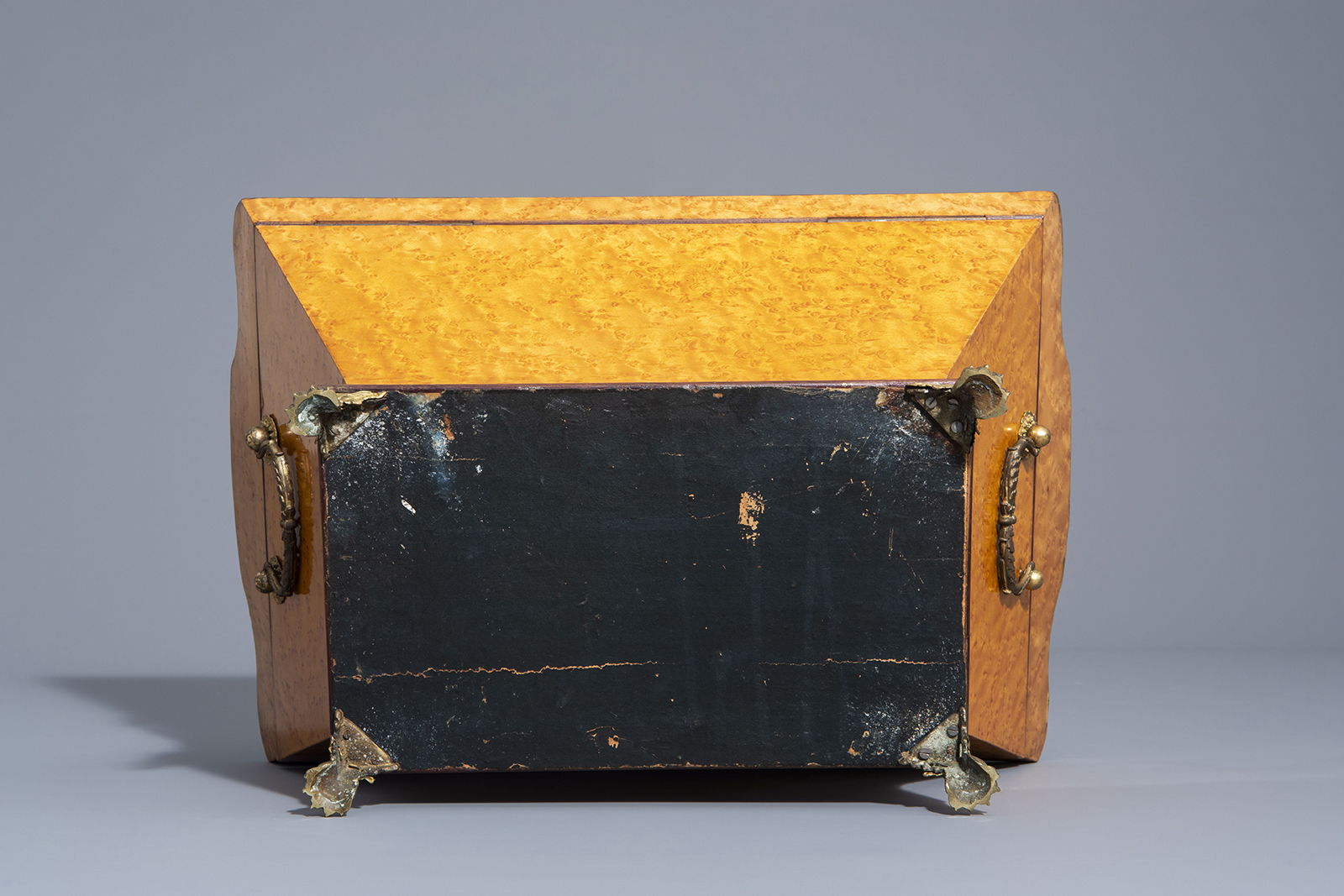 An English sarcophagus shaped burl wood veneered box, 19th/20th C. - Image 8 of 10