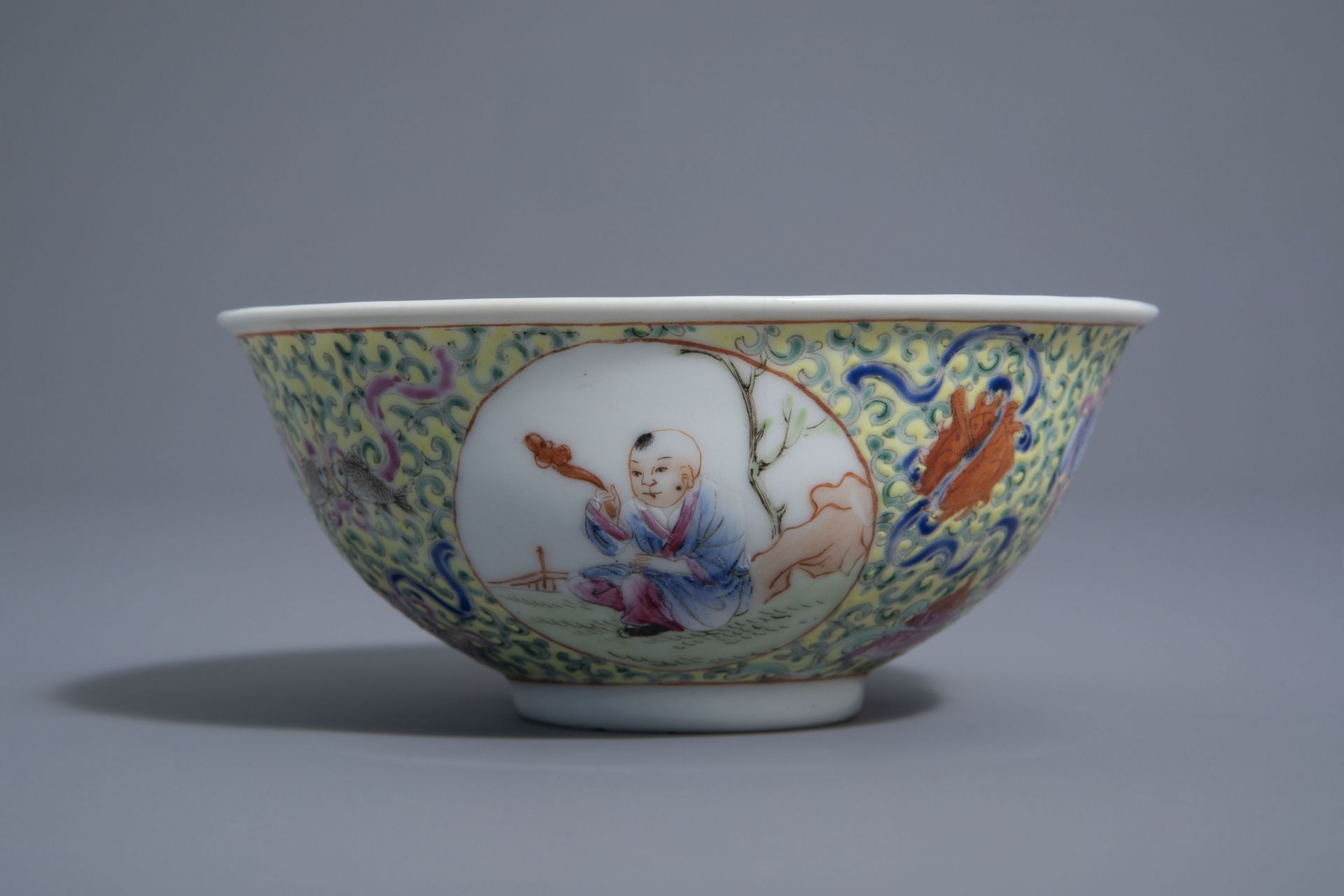 A Chinese famille rose 'Baijixiang' bowl, Qianlong mark, Republic, 20th C. - Bild 5 aus 10