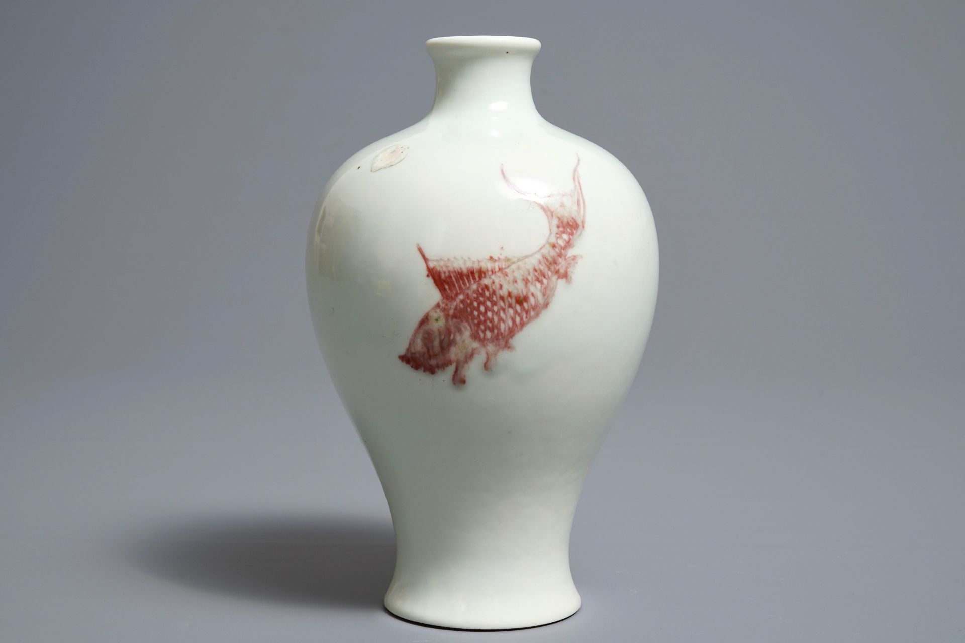 A Chinese underglaze red meiping 'carps' vase, Kangxi mark, 18th/19th C. - Bild 2 aus 5