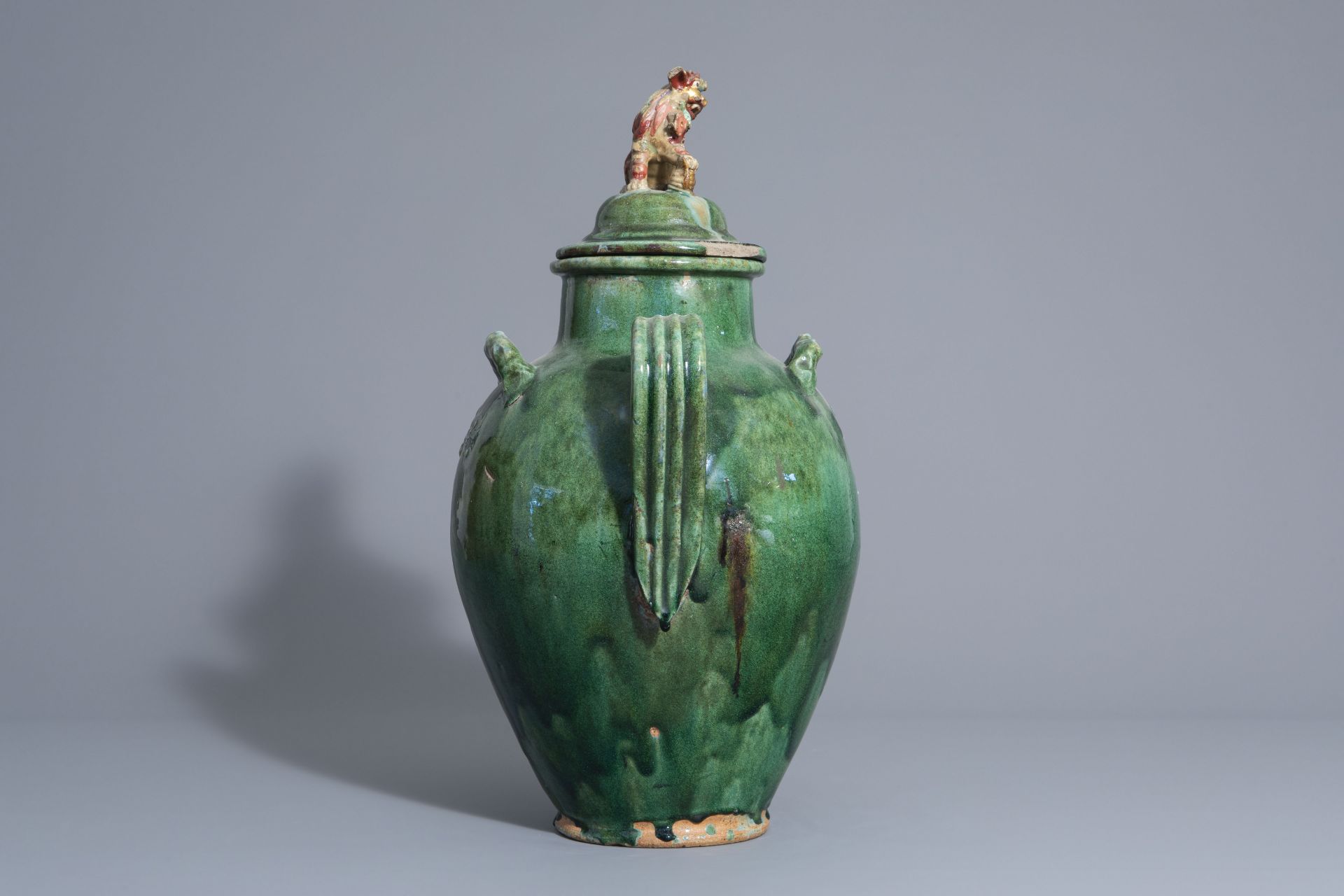 A large Chinese green glazed jug/jar with inscription, early 20th C. - Bild 3 aus 7
