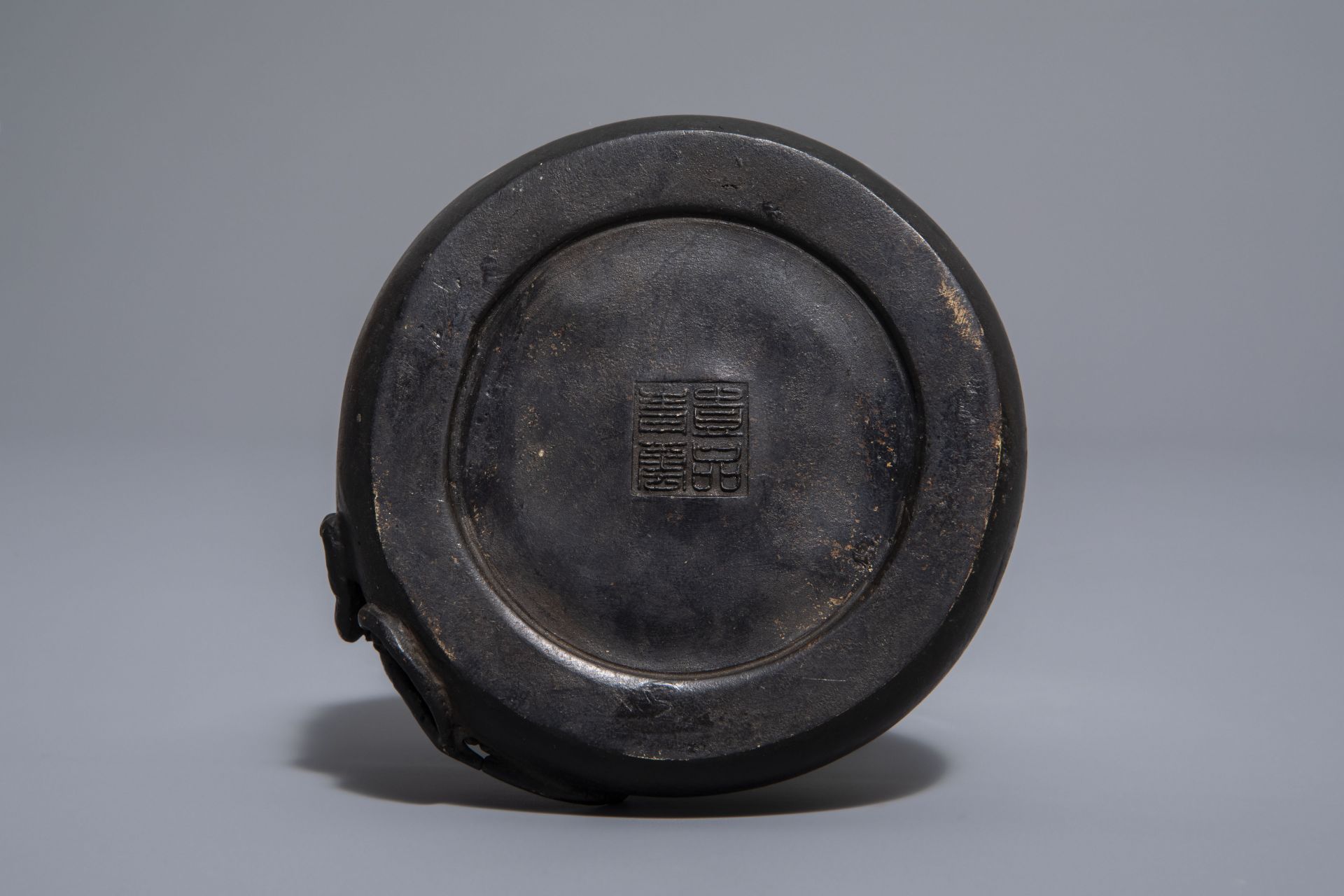 A Chinese bronze 'chilong' brush washer, 19th/20th C. - Bild 7 aus 7