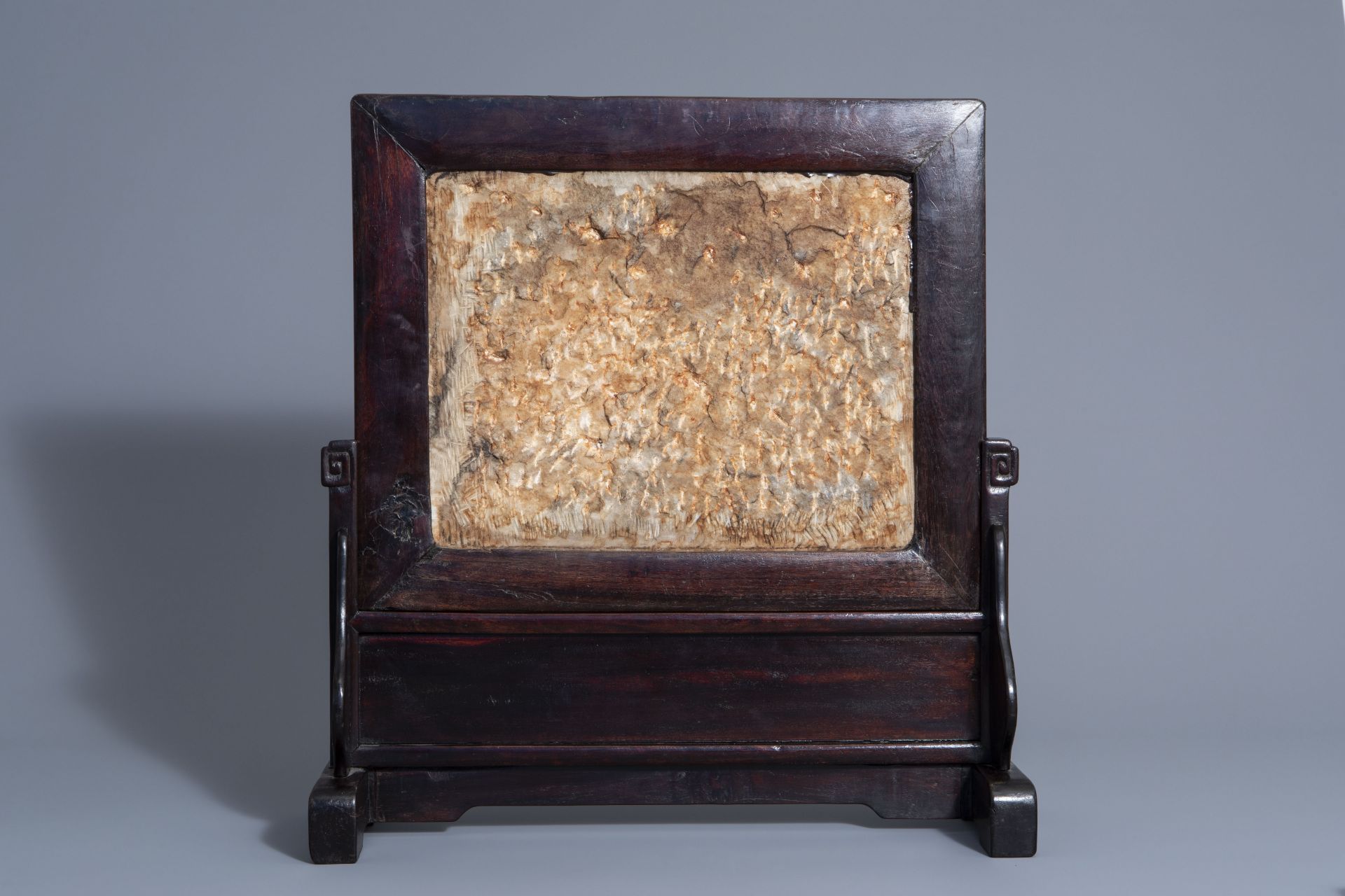 A Chinese wooden 'dream stone' table screen, 19th/20th C. - Bild 3 aus 4