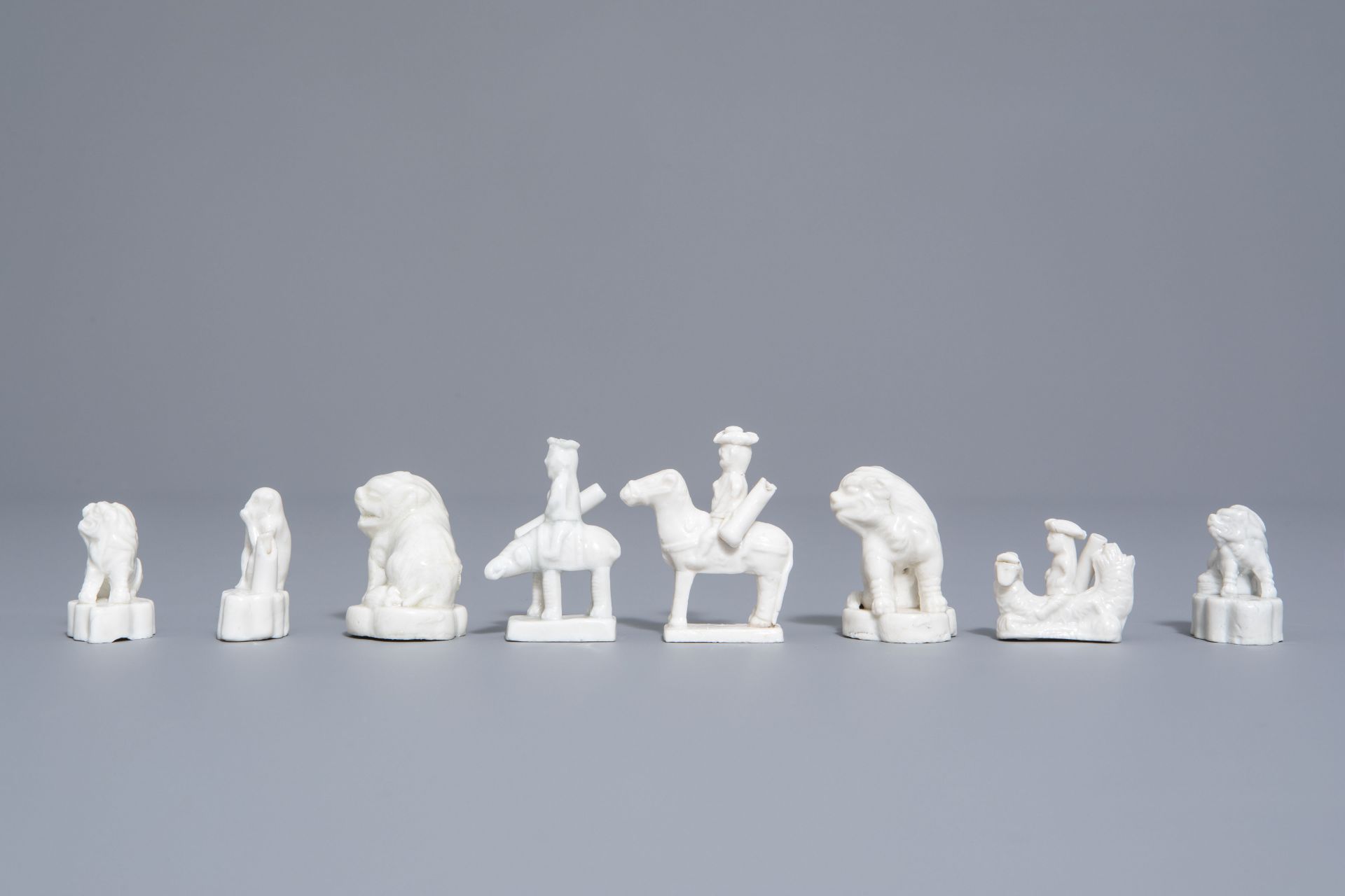 Eight Chinese Dehua blanc de Chine minature figures and whistles, Kangxi - Bild 5 aus 7