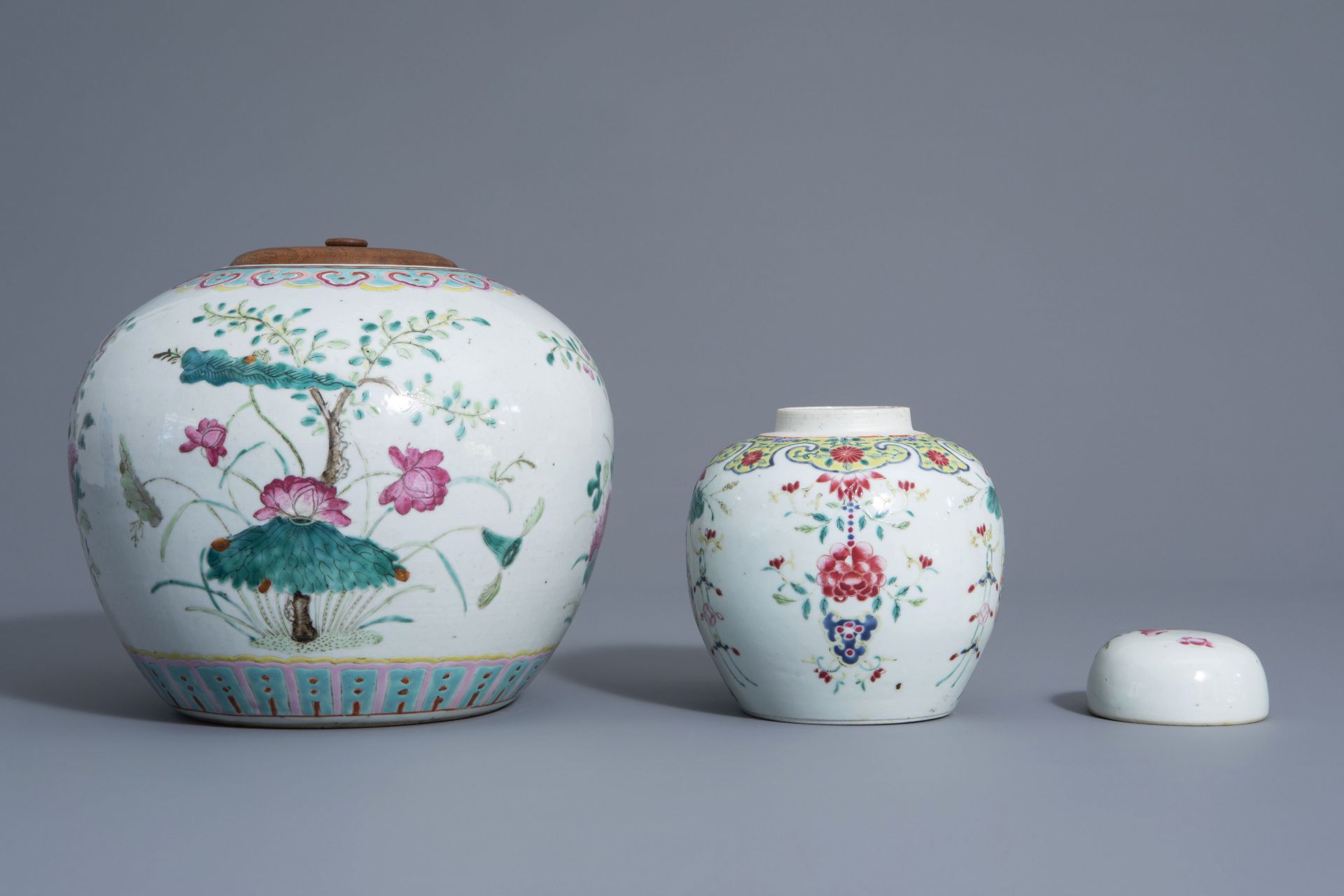 Two Chinese famille rose jars and covers with floral design, 19th and 20th C. - Bild 5 aus 7