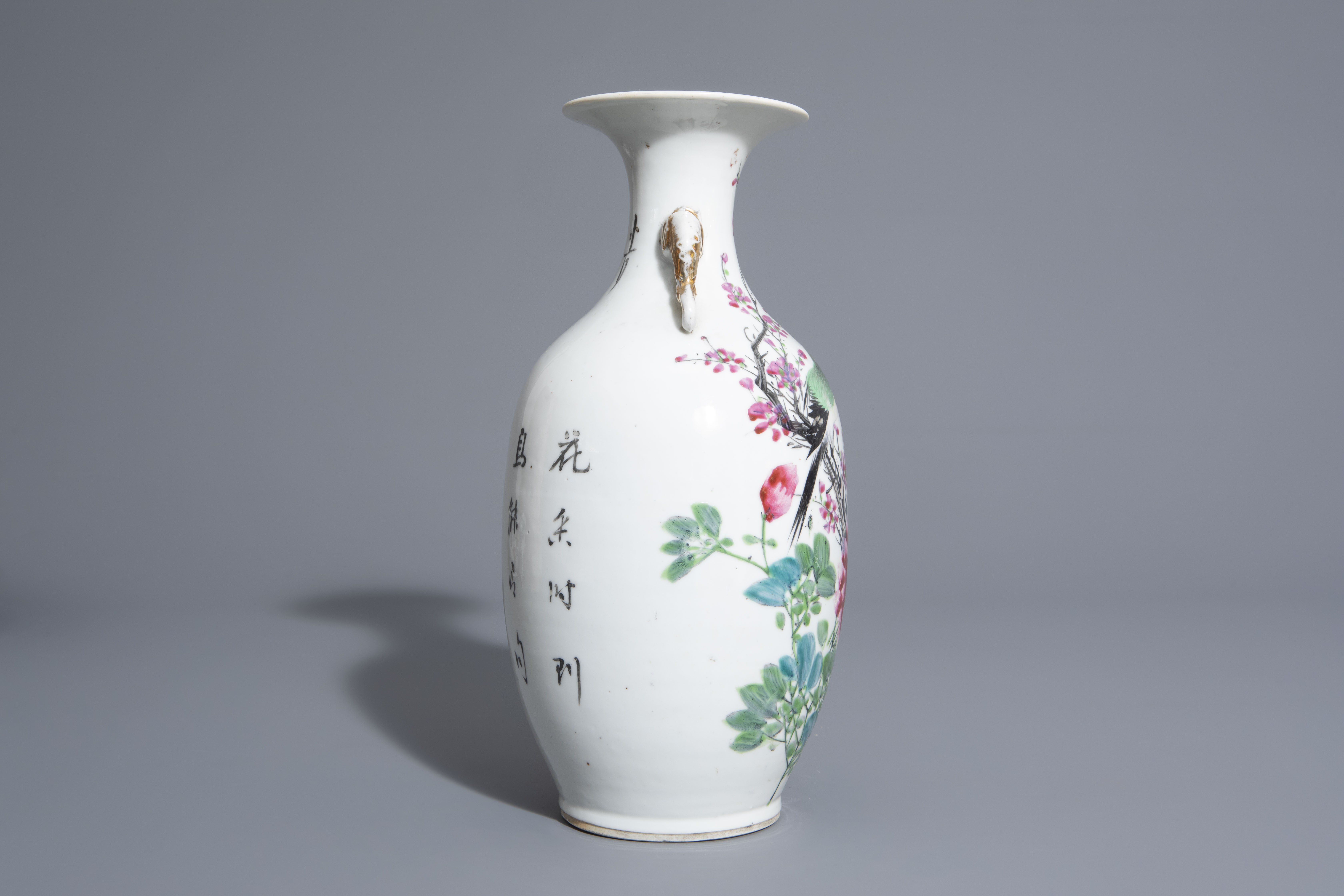 Four Chinese famille rose, qianjiang cai and Nanking crackle glazed vases, 19th/20th C. - Image 9 of 13