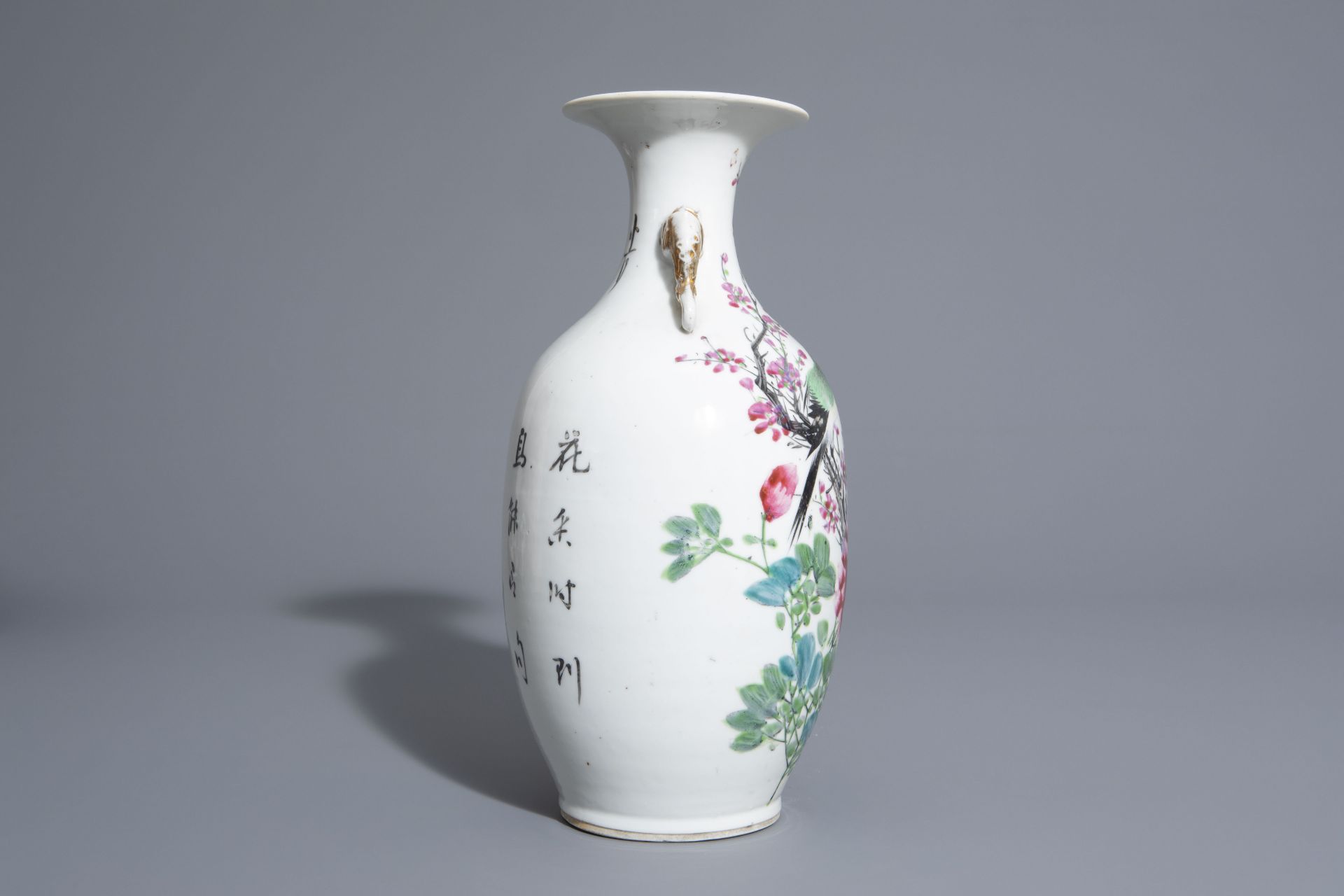 Four Chinese famille rose, qianjiang cai and Nanking crackle glazed vases, 19th/20th C. - Bild 9 aus 13