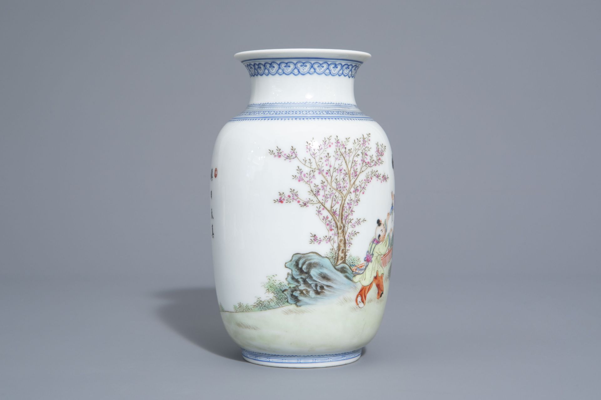 A Chinese famille rose eggshell vase and six 'Wu Shuang Pu' covers, 19th/20th C. - Bild 5 aus 18