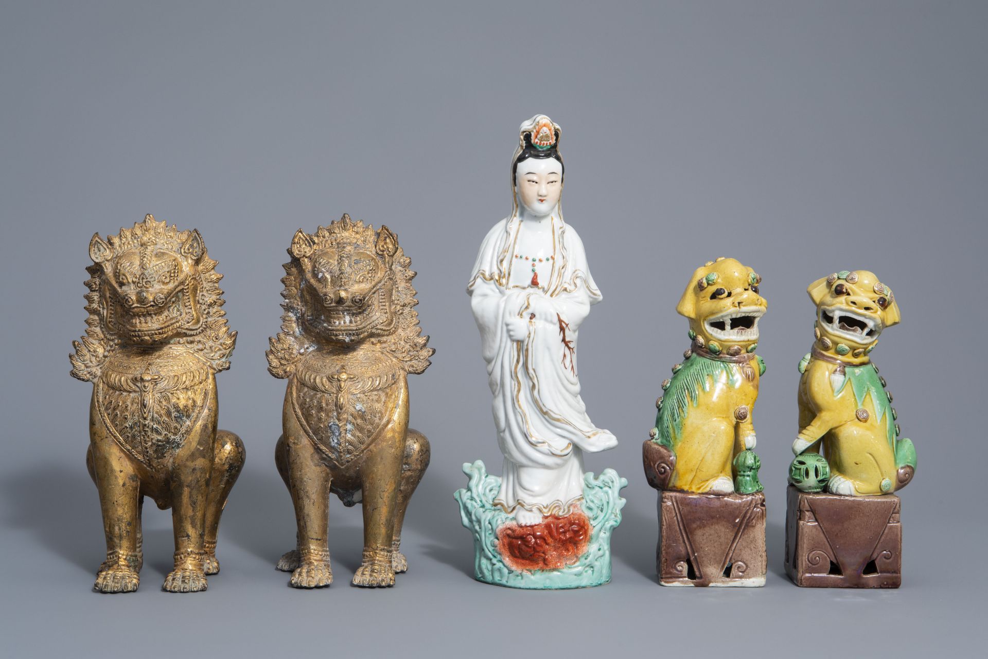 Chinese porcelain Guanyin, pair of sancai Buddhist lions & pair of Thai bronze lions, 19th/20th C. - Bild 2 aus 7