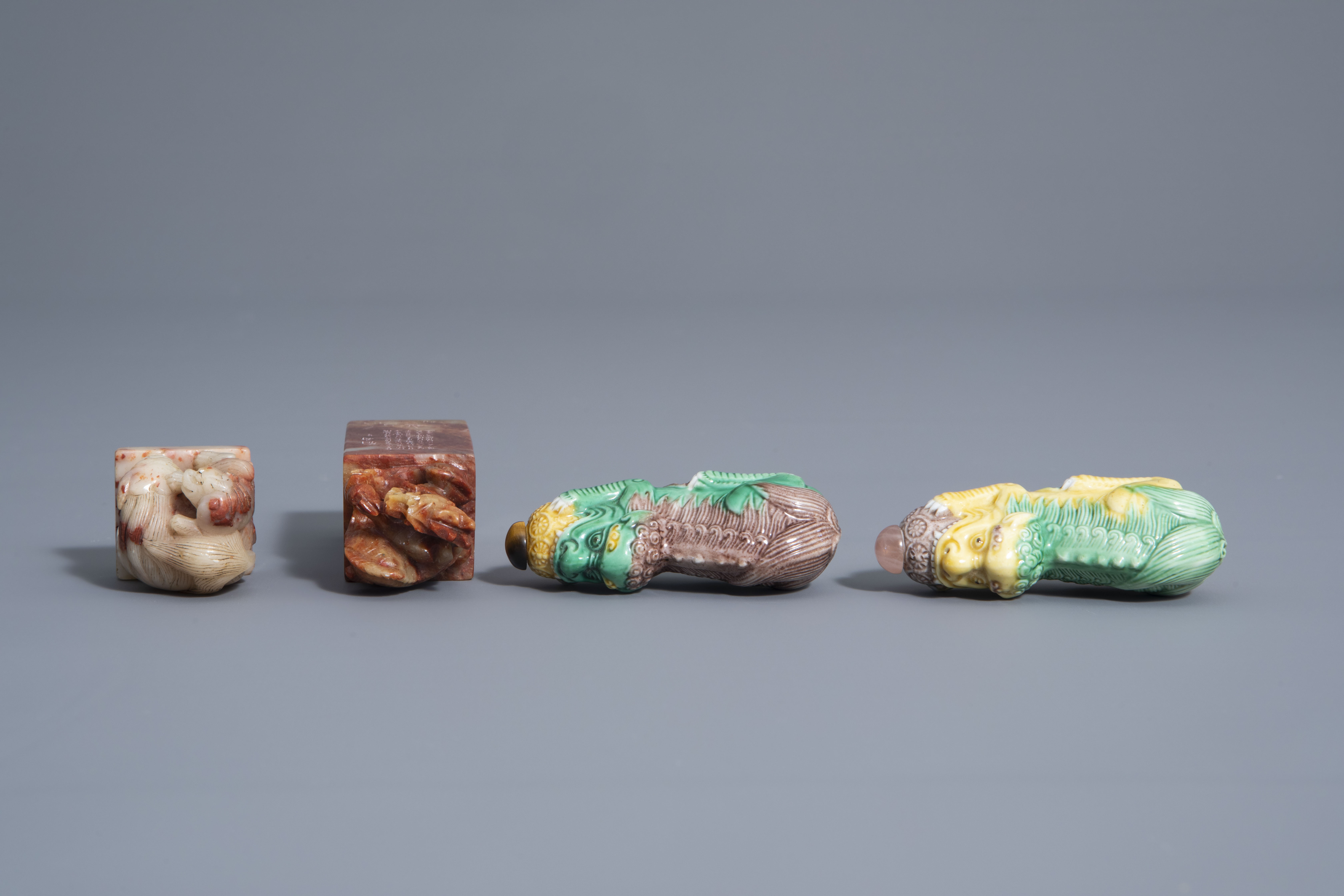 A varied collection of Chinese porcelain and two soapstone seals, 19th/20th C. - Image 13 of 14